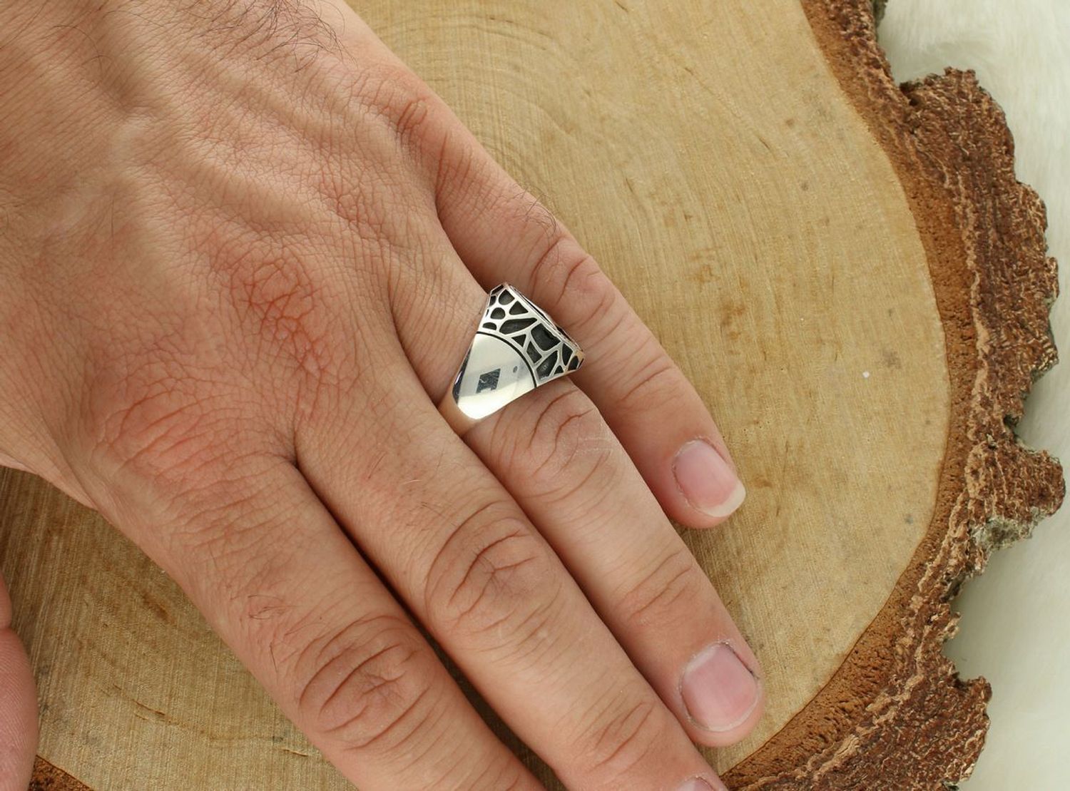 Pierścionek męski sygnet srebrny 925 z motywem Mercedesa DIA-PRS-13028-925. Element ozdobny 1,7 × 1,7 cm, szerokość szyny 5 mm. Stylowy, trwały i elegancki dodatek.1.jpg