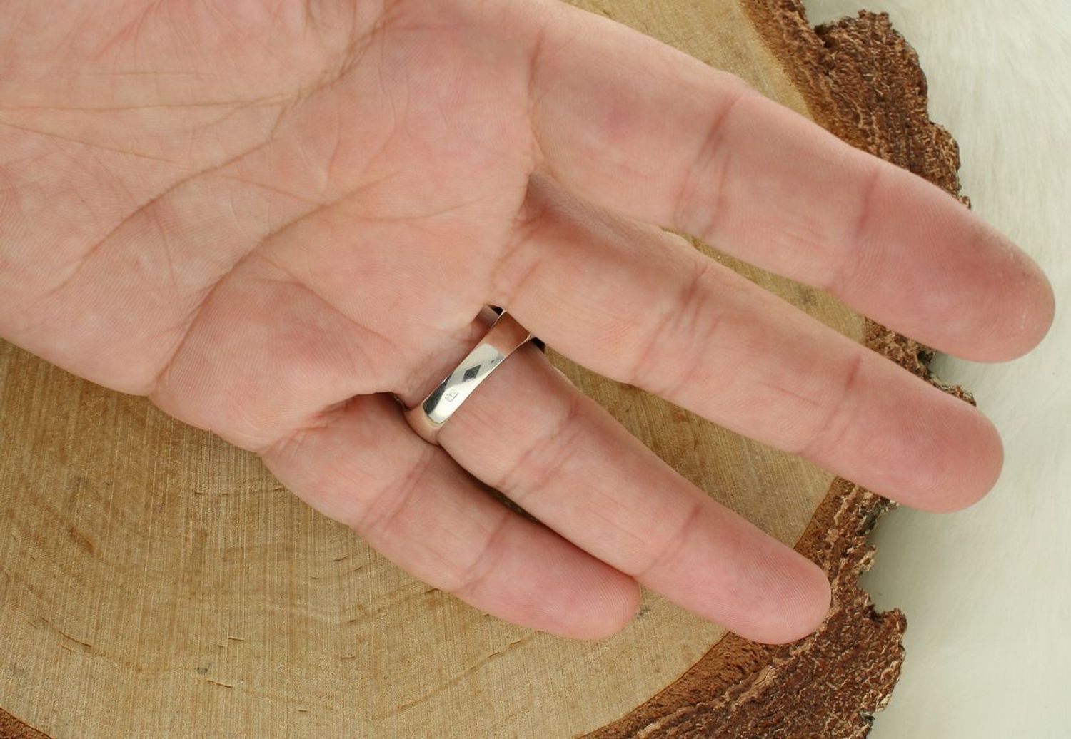 Pierścionek męski sygnet srebrny 925 z motywem Mercedesa DIA-PRS-13028-925. Element ozdobny 1,7 × 1,7 cm, szerokość szyny 5 mm. Stylowy, trwały i elegancki dodatek.1.jpg