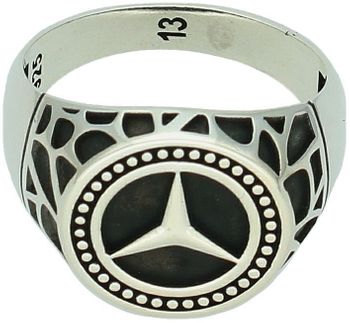 Pierścionek męski sygnet srebrny 925 z motywem Mercedesa DIA-PRS-13028-925. Element ozdobny 1,7 × 1,7 cm, szerokość szyny 5 mm. Stylowy, trwały i elegancki dodatek.1.jpg