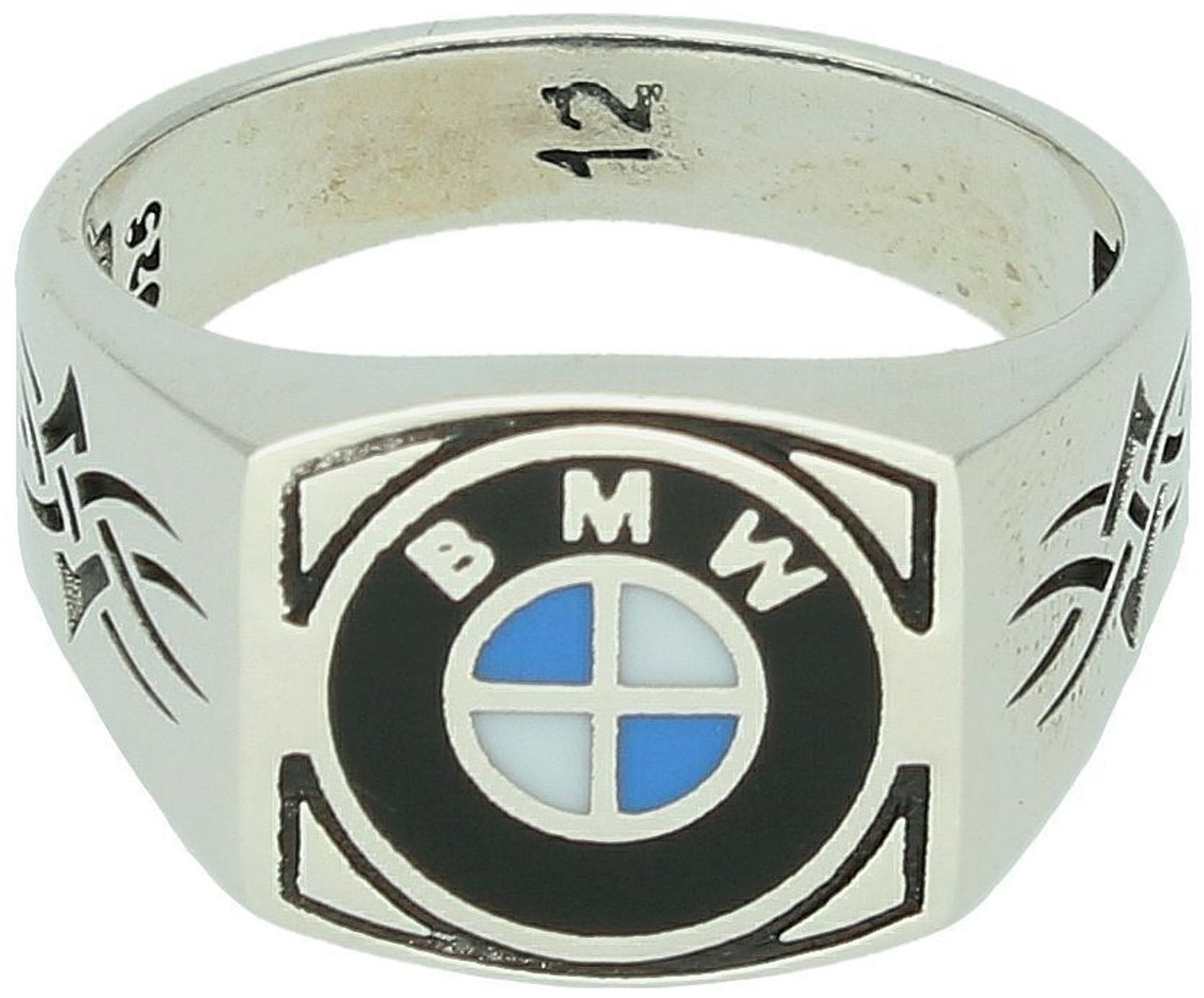 Pierścionek męski BMW DIA-PRS-13029-925 ze srebra próby 925. Ozdoba 1,5 × 1,4 cm, szyna 5 mm, waga 7,57 g. Stylowy sygnet z logo BMW – prestiż i pasja w jednym.1.jpg