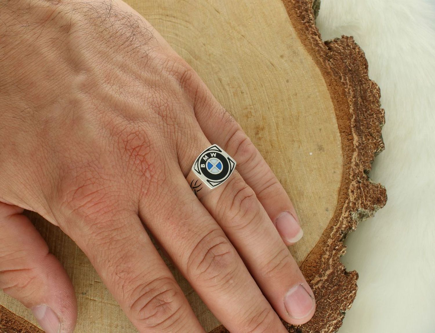 Pierścionek męski BMW DIA-PRS-13029-925 ze srebra próby 925. Ozdoba 1,5 × 1,4 cm, szyna 5 mm, waga 7,57 g. Stylowy sygnet z logo BMW – prestiż i pasja w jednym.1.jpg
