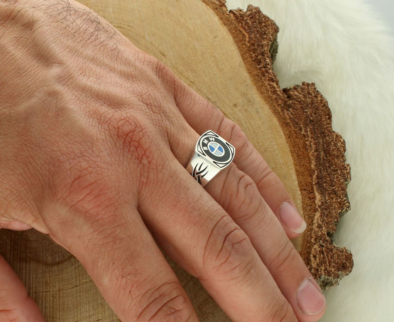 Pierścionek męski BMW DIA-PRS-13029-925 ze srebra próby 925. Ozdoba 1,5 × 1,4 cm, szyna 5 mm, waga 7,57 g. Stylowy sygnet z logo BMW – prestiż i pasja w jednym.1.jpg