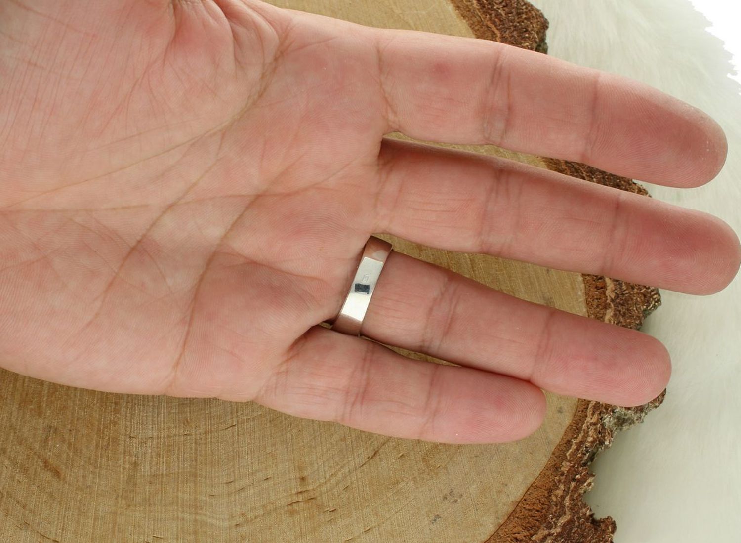 Pierścionek męski BMW DIA-PRS-13029-925 ze srebra próby 925. Ozdoba 1,5 × 1,4 cm, szyna 5 mm, waga 7,57 g. Stylowy sygnet z logo BMW – prestiż i pasja w jednym.1.jpg