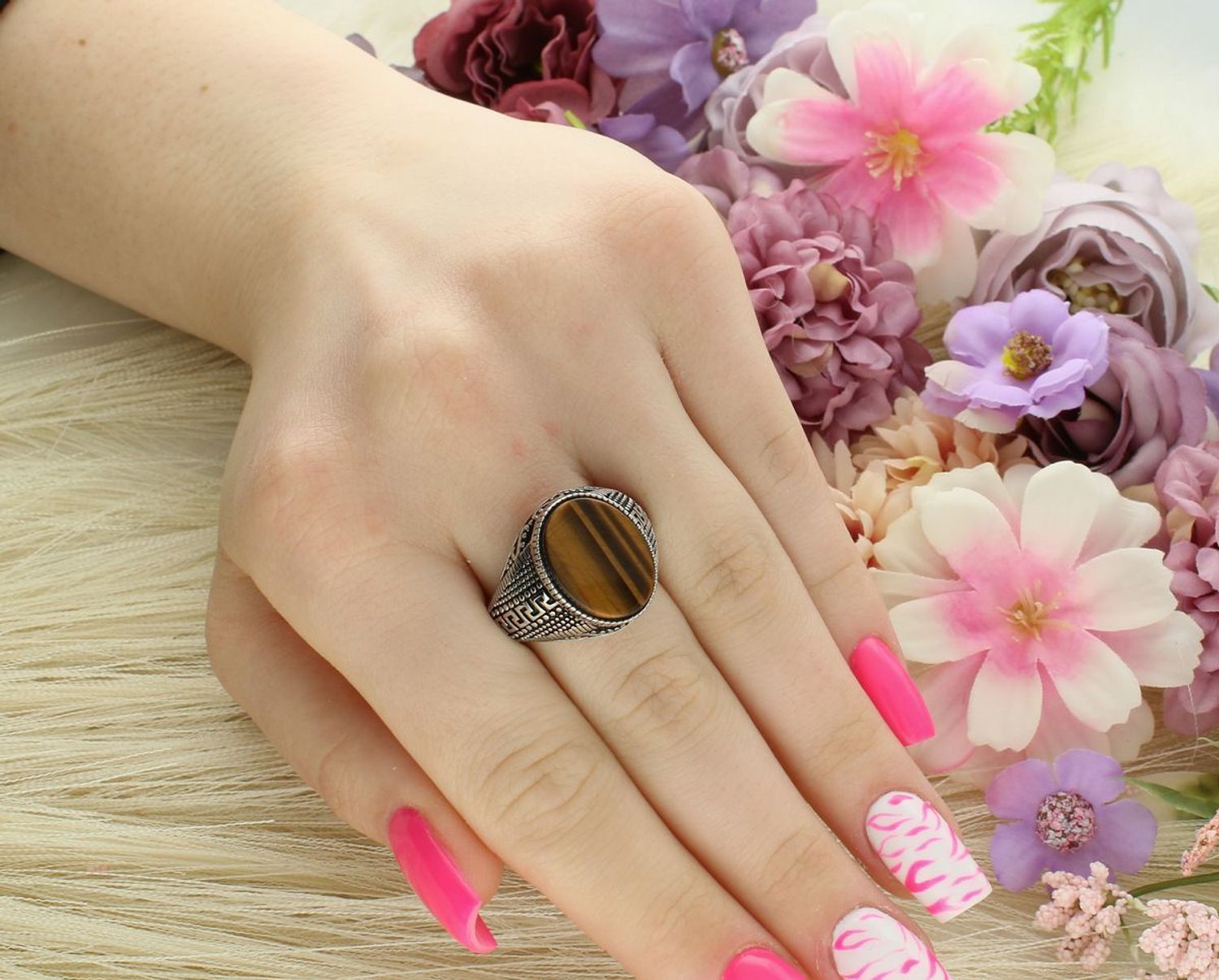 Damski srebrny pierścionek DIA-PRS-13031-925 z tygrysim okiem. Naturalny kamień 17 x 15 mm, szyna 3 mm, próba 925 – klasyka z nutą natury.1.jpg