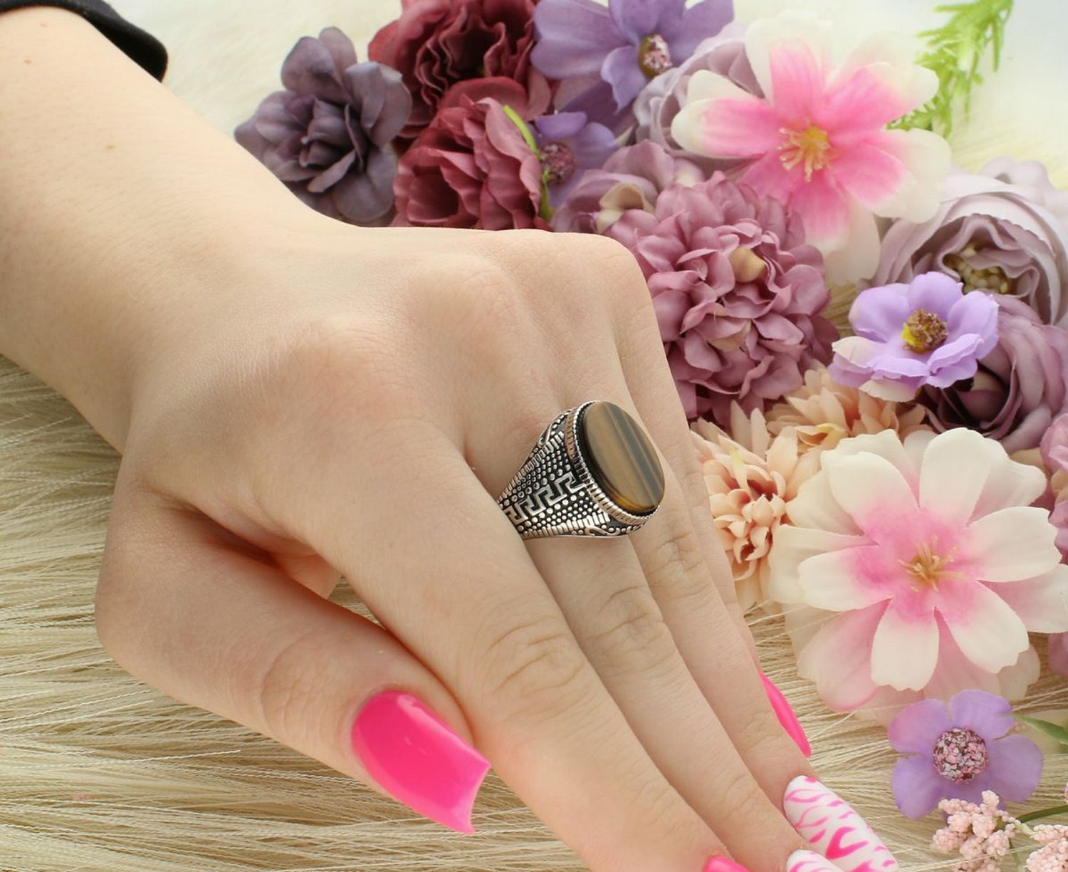 Damski srebrny pierścionek DIA-PRS-13031-925 z tygrysim okiem. Naturalny kamień 17 x 15 mm, szyna 3 mm, próba 925 – klasyka z nutą natury.1.jpg