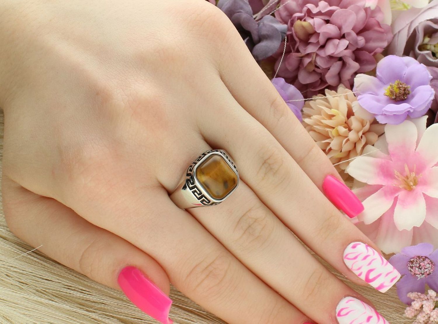 Damski srebrny pierścionek z tygrysim okiem DIA-PRS-13032-925. Naturalny kamień 1,5 x 1,5 cm, szyna 2 mm, próba 925, waga 5,54 g – elegancja i siła natury.1.jpg