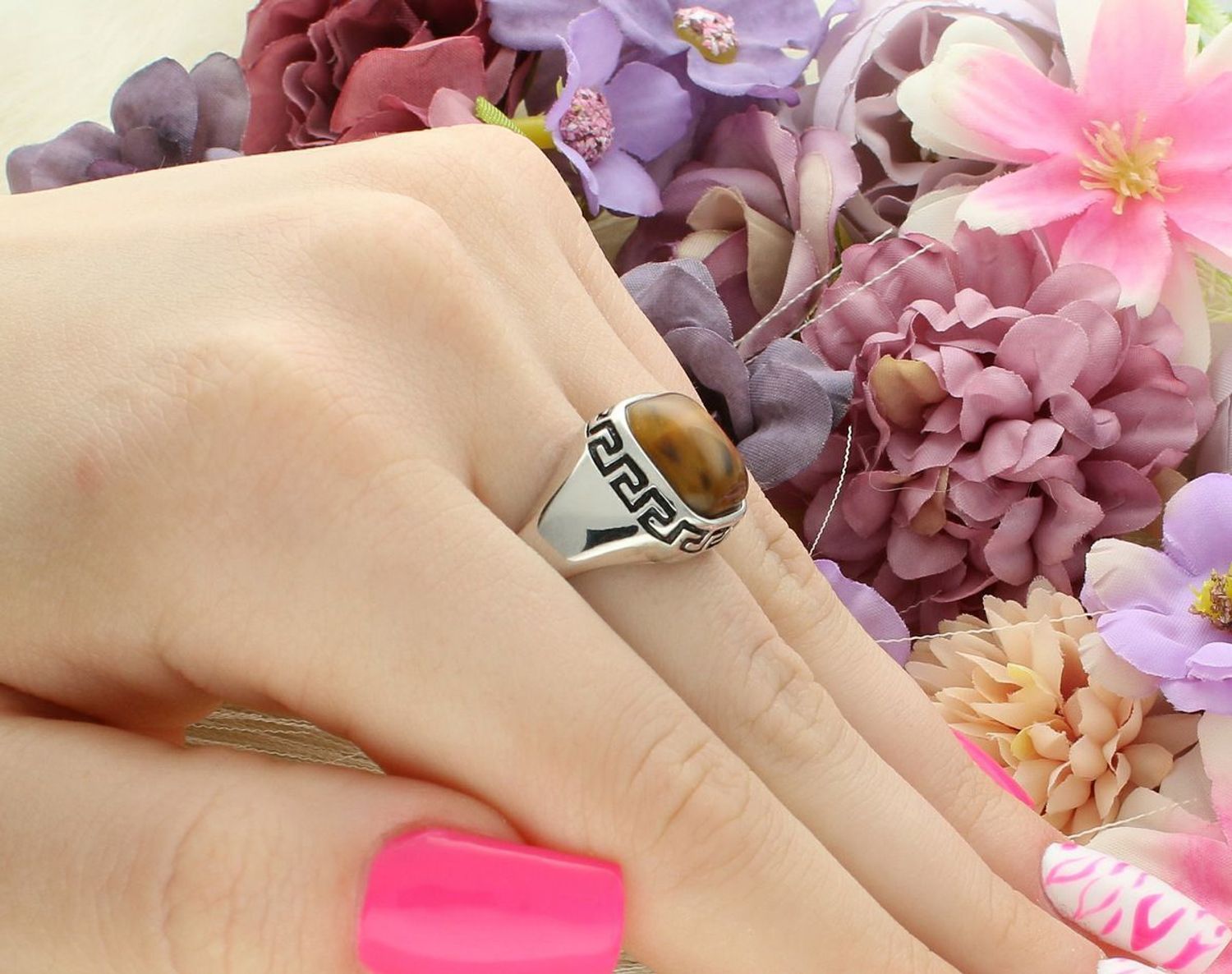 Damski srebrny pierścionek z tygrysim okiem DIA-PRS-13032-925. Naturalny kamień 1,5 x 1,5 cm, szyna 2 mm, próba 925, waga 5,54 g – elegancja i siła natury.1.jpg