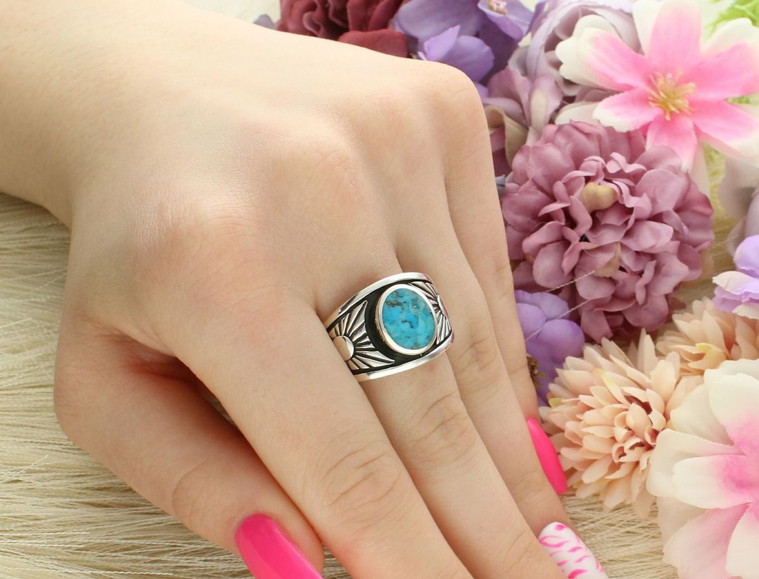 Damski pierścionek srebrny próby 925 z naturalnym turkusem owalnym. Waga 9,44 g, szerokość szyny 4 mm. Elegancja i naturalny urok w jednym.1.jpg