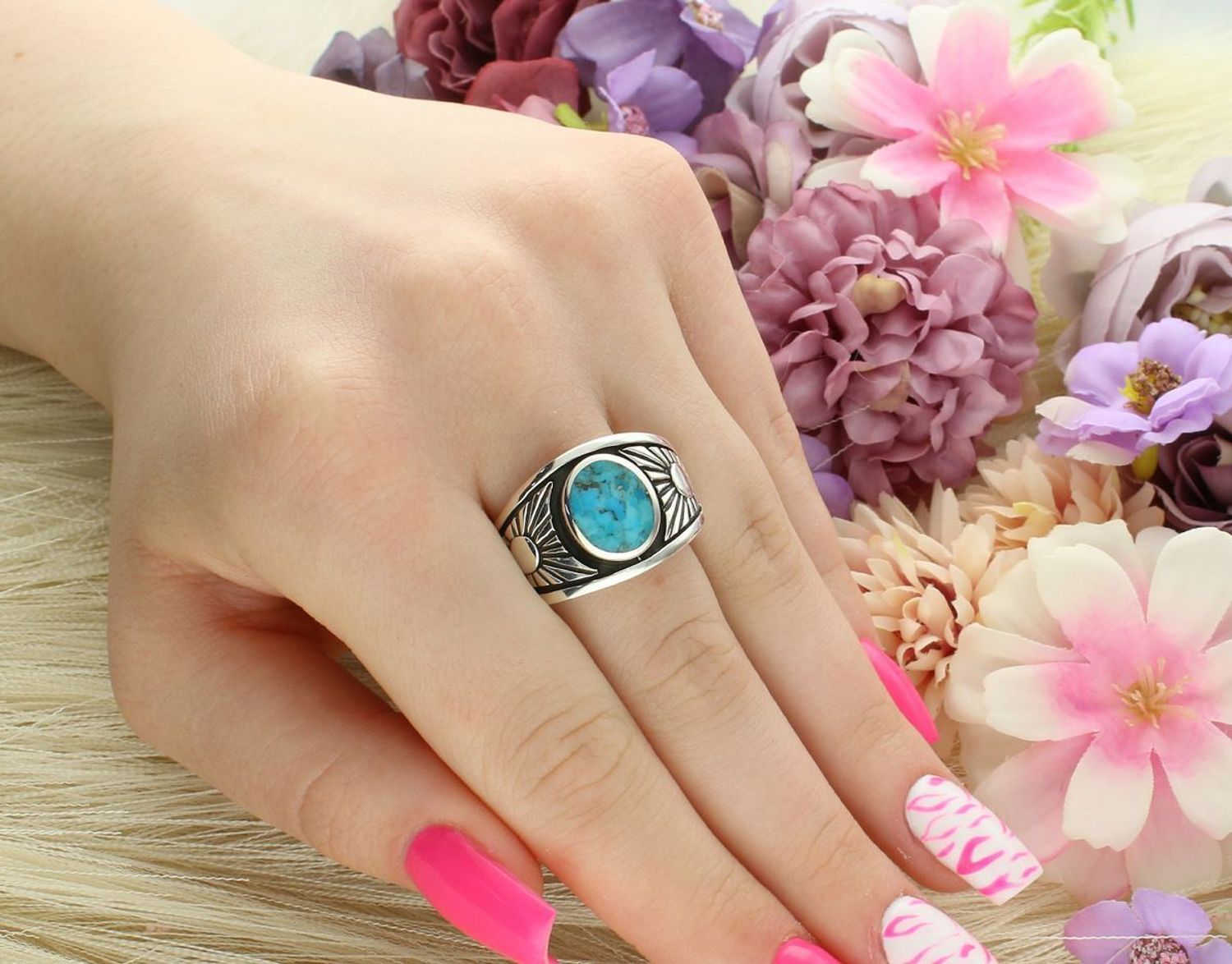 Damski pierścionek srebrny próby 925 z naturalnym turkusem owalnym. Waga 9,44 g, szerokość szyny 4 mm. Elegancja i naturalny urok w jednym.1.jpg