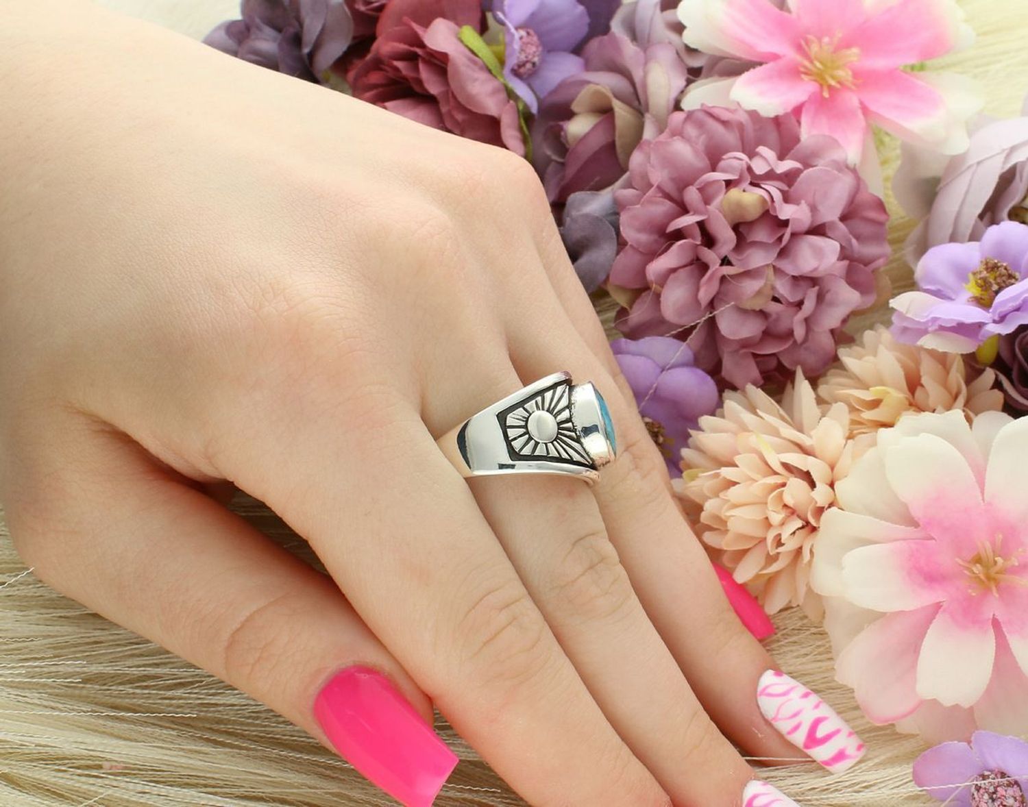 Damski pierścionek srebrny próby 925 z naturalnym turkusem owalnym. Waga 9,44 g, szerokość szyny 4 mm. Elegancja i naturalny urok w jednym.1.jpg