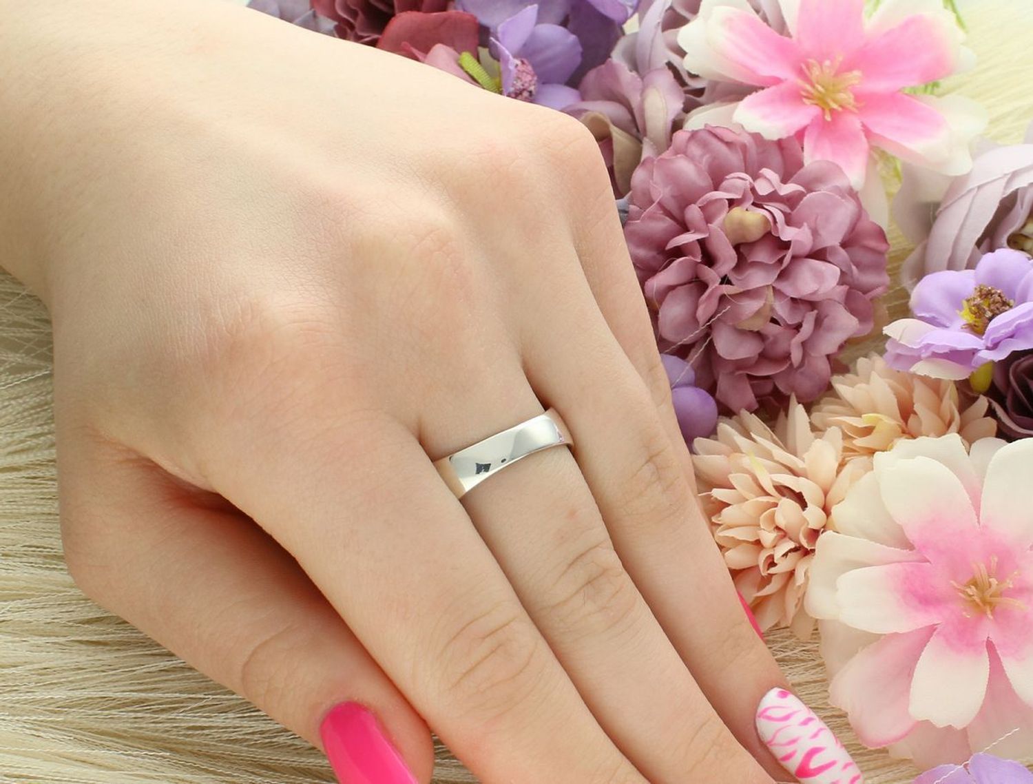 Damski pierścionek srebrny próby 925 z naturalnym turkusem owalnym. Waga 9,44 g, szerokość szyny 4 mm. Elegancja i naturalny urok w jednym.1.jpg