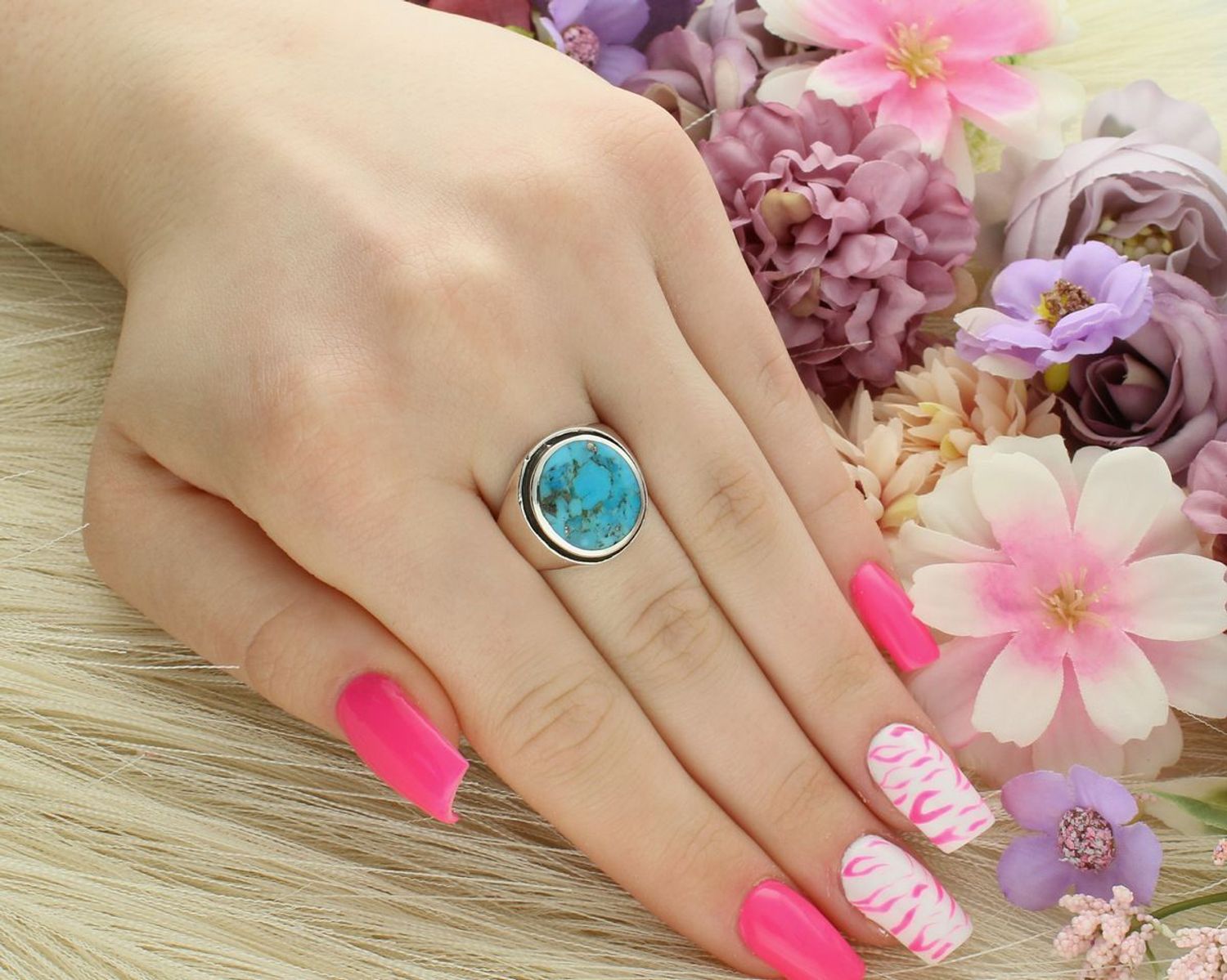 Srebrny pierścionek z naturalnym turkusem. Ag 925, ozdoba 1,7x1,5 cm, szyna 3 mm, waga 8,81 g. Wyrazista biżuteria z kamieniem naturalnym dla kobiet z charakterem.1.jpg