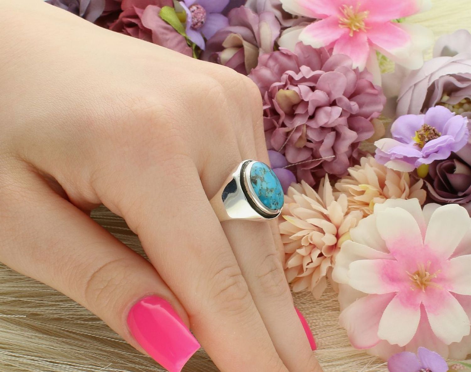 Srebrny pierścionek z naturalnym turkusem. Ag 925, ozdoba 1,7x1,5 cm, szyna 3 mm, waga 8,81 g. Wyrazista biżuteria z kamieniem naturalnym dla kobiet z charakterem.1.jpg