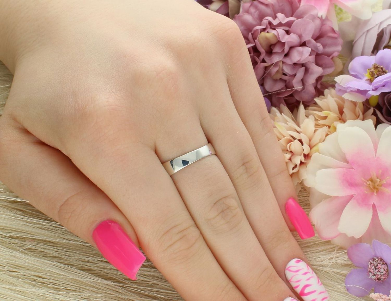 Srebrny pierścionek z naturalnym turkusem. Ag 925, ozdoba 1,7x1,5 cm, szyna 3 mm, waga 8,81 g. Wyrazista biżuteria z kamieniem naturalnym dla kobiet z charakterem.1.jpg