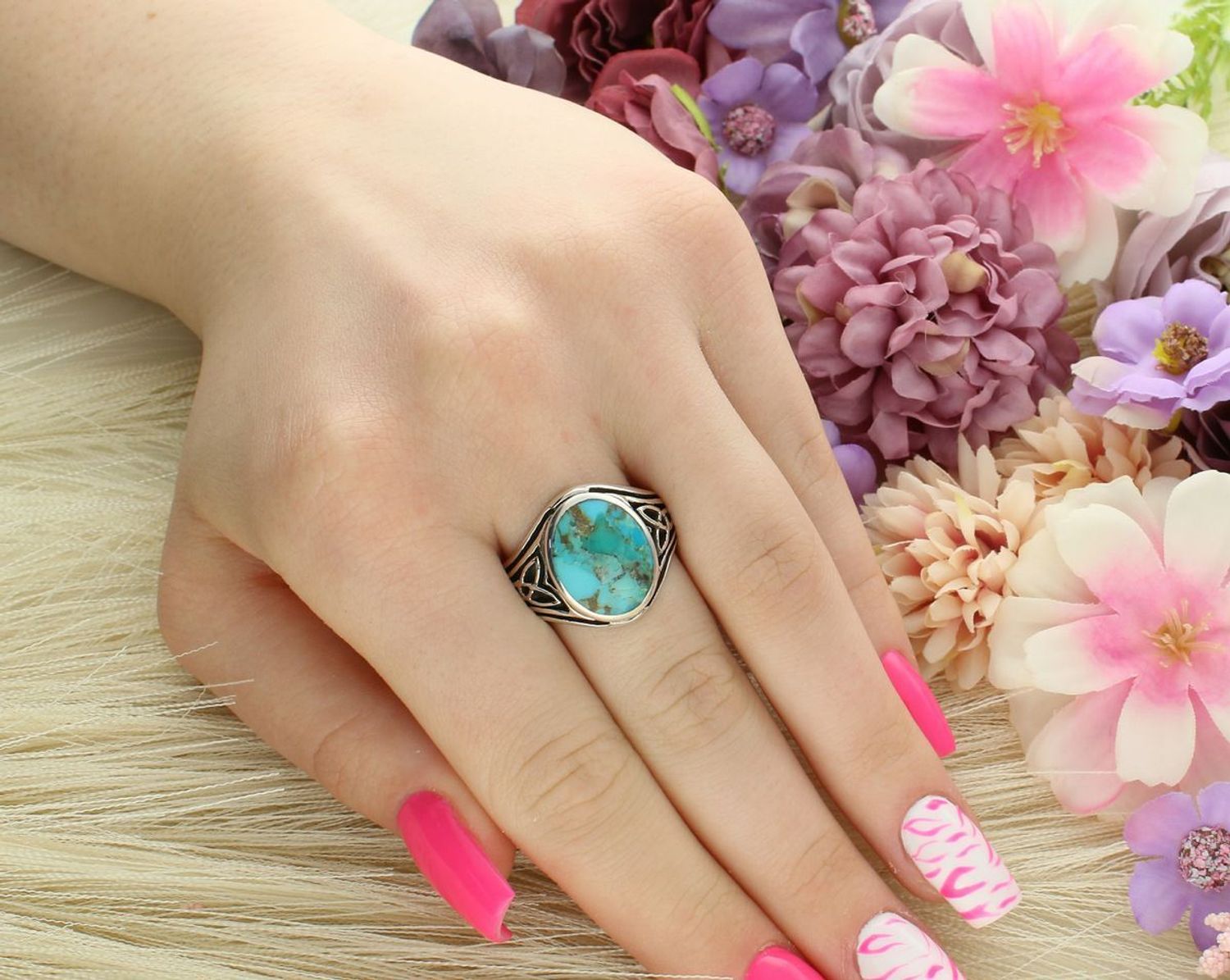 Odkryj srebrny pierścionek damski DIA-PRS-13035-925 z owalnym turkusem naturalnym. Wysoka jakość, szlachetne srebro i przyciągający wzrok kamień w klasycznej formie.1.jpg