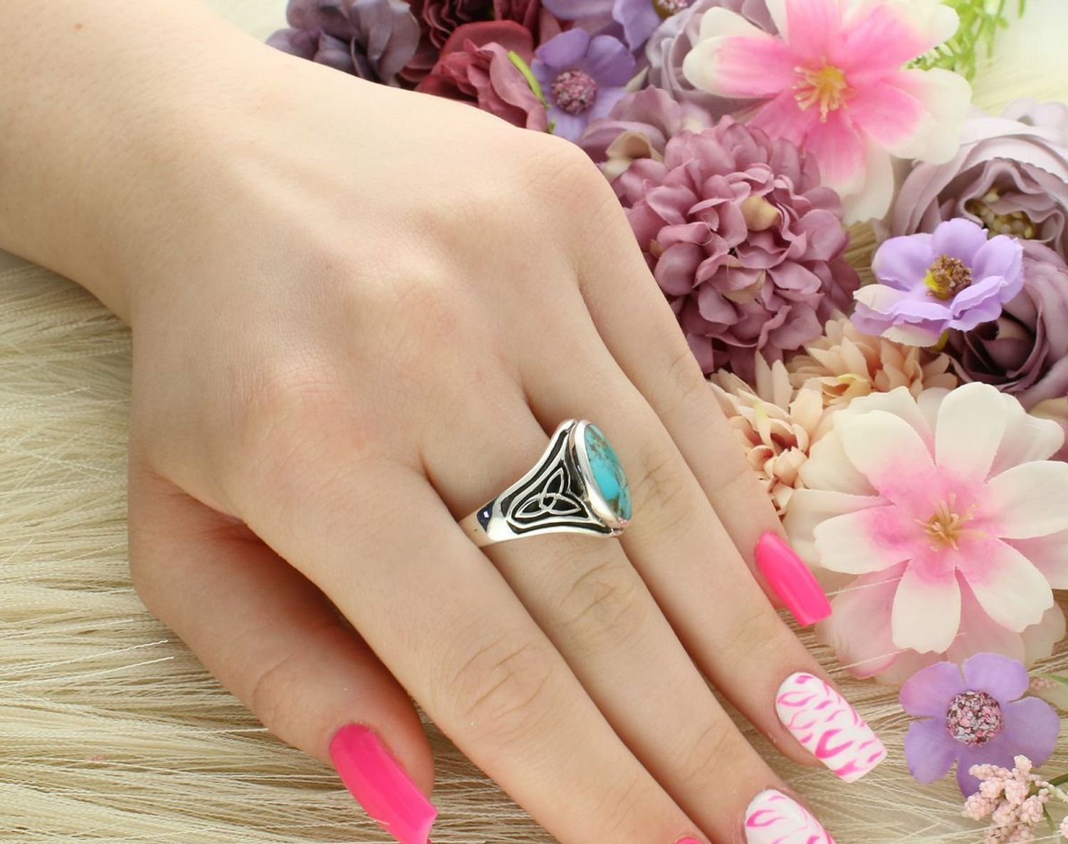 Odkryj srebrny pierścionek damski DIA-PRS-13035-925 z owalnym turkusem naturalnym. Wysoka jakość, szlachetne srebro i przyciągający wzrok kamień w klasycznej formie.1.jpg