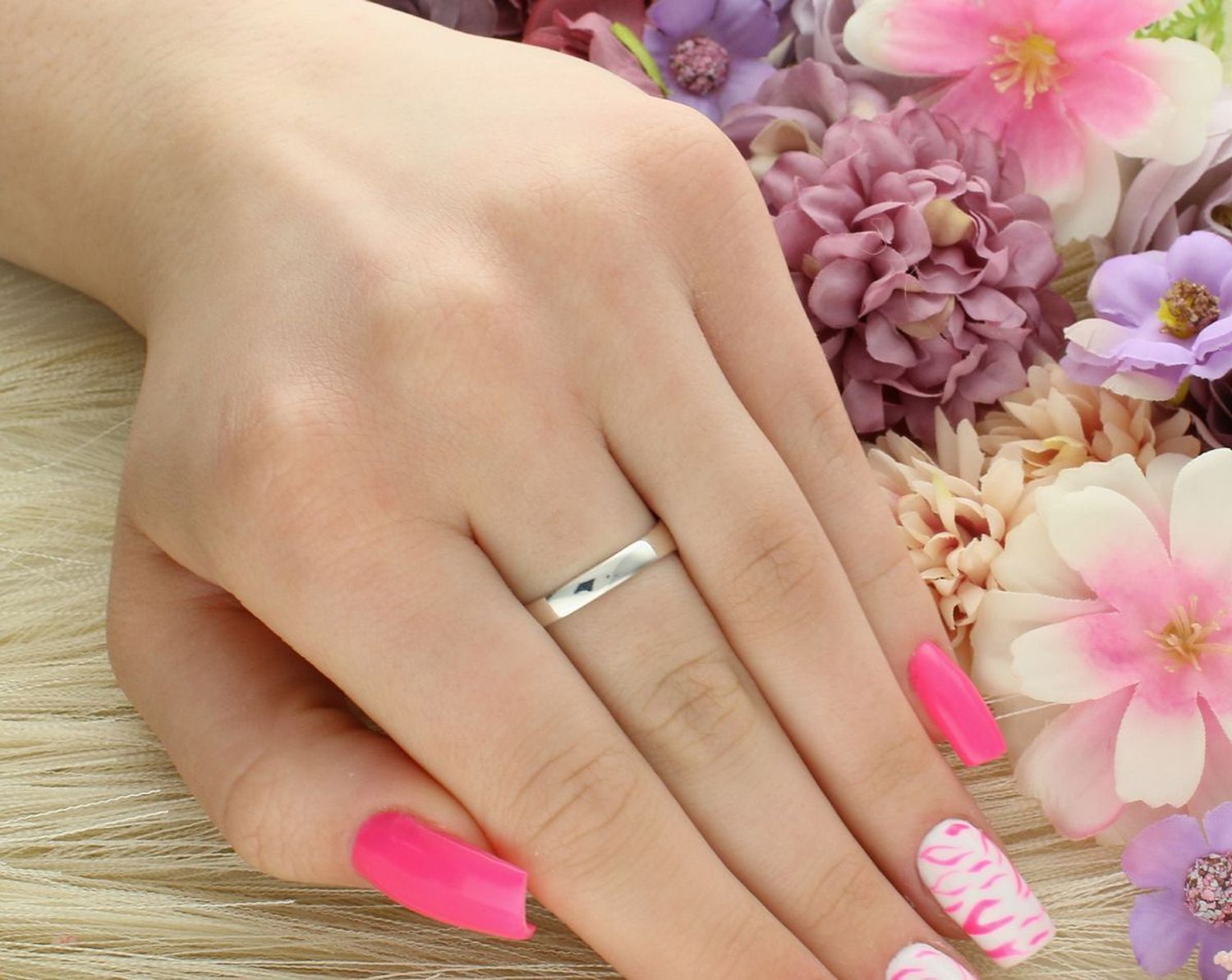 Odkryj srebrny pierścionek damski DIA-PRS-13035-925 z owalnym turkusem naturalnym. Wysoka jakość, szlachetne srebro i przyciągający wzrok kamień w klasycznej formie.1.jpg