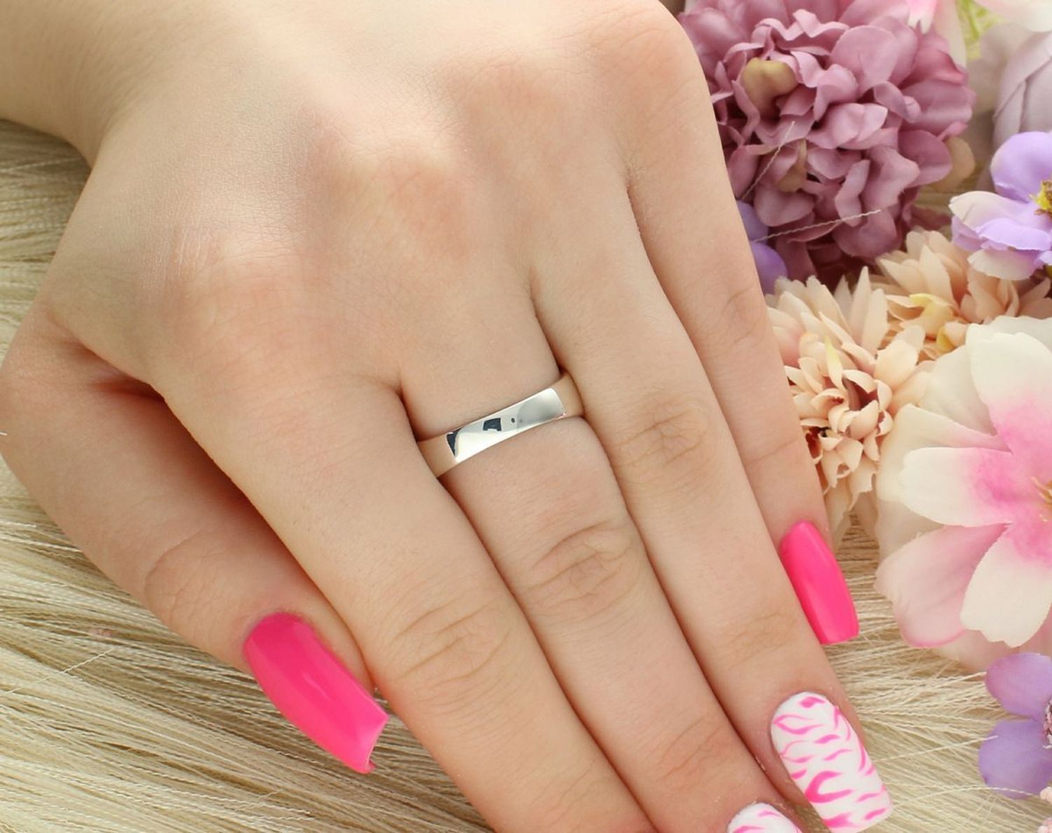 Srebrny pierścionek damski DIA-PRS-13036-925 z naturalnym turkusem w kwadratowym kształcie. Wysoka jakość, intensywny kolor i elegancki design – idealny wybór dla miłośniczek 1.jpg