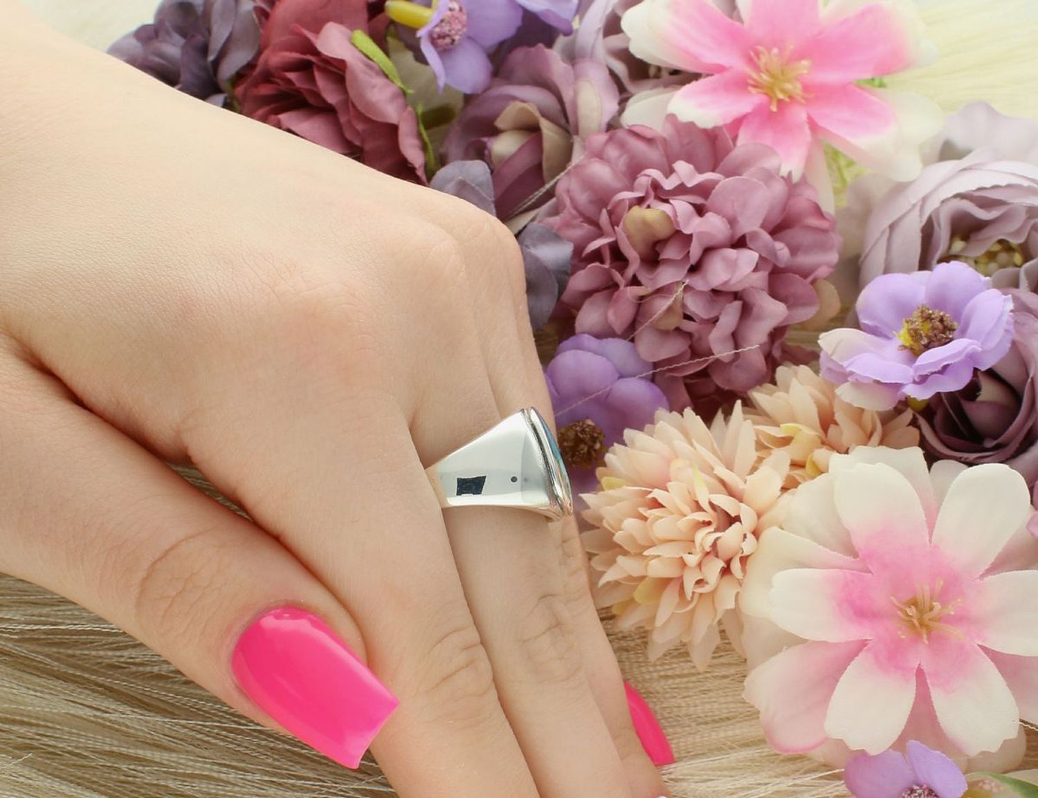 Srebrny pierścionek damski DIA-PRS-13036-925 z naturalnym turkusem w kwadratowym kształcie. Wysoka jakość, intensywny kolor i elegancki design – idealny wybór dla miłośniczek 1.jpg