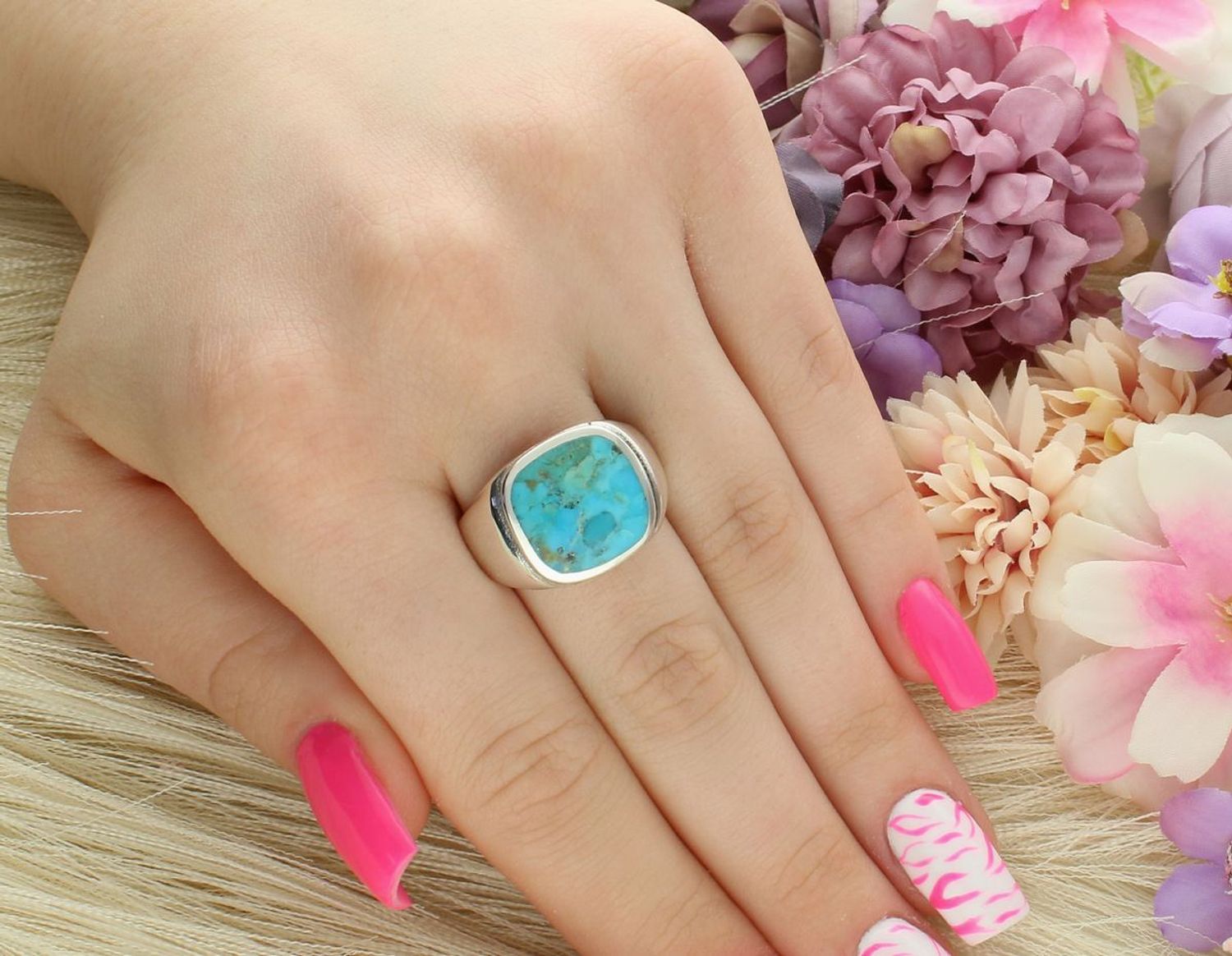 Srebrny pierścionek damski DIA-PRS-13036-925 z naturalnym turkusem w kwadratowym kształcie. Wysoka jakość, intensywny kolor i elegancki design – idealny wybór dla miłośniczek 1.jpg