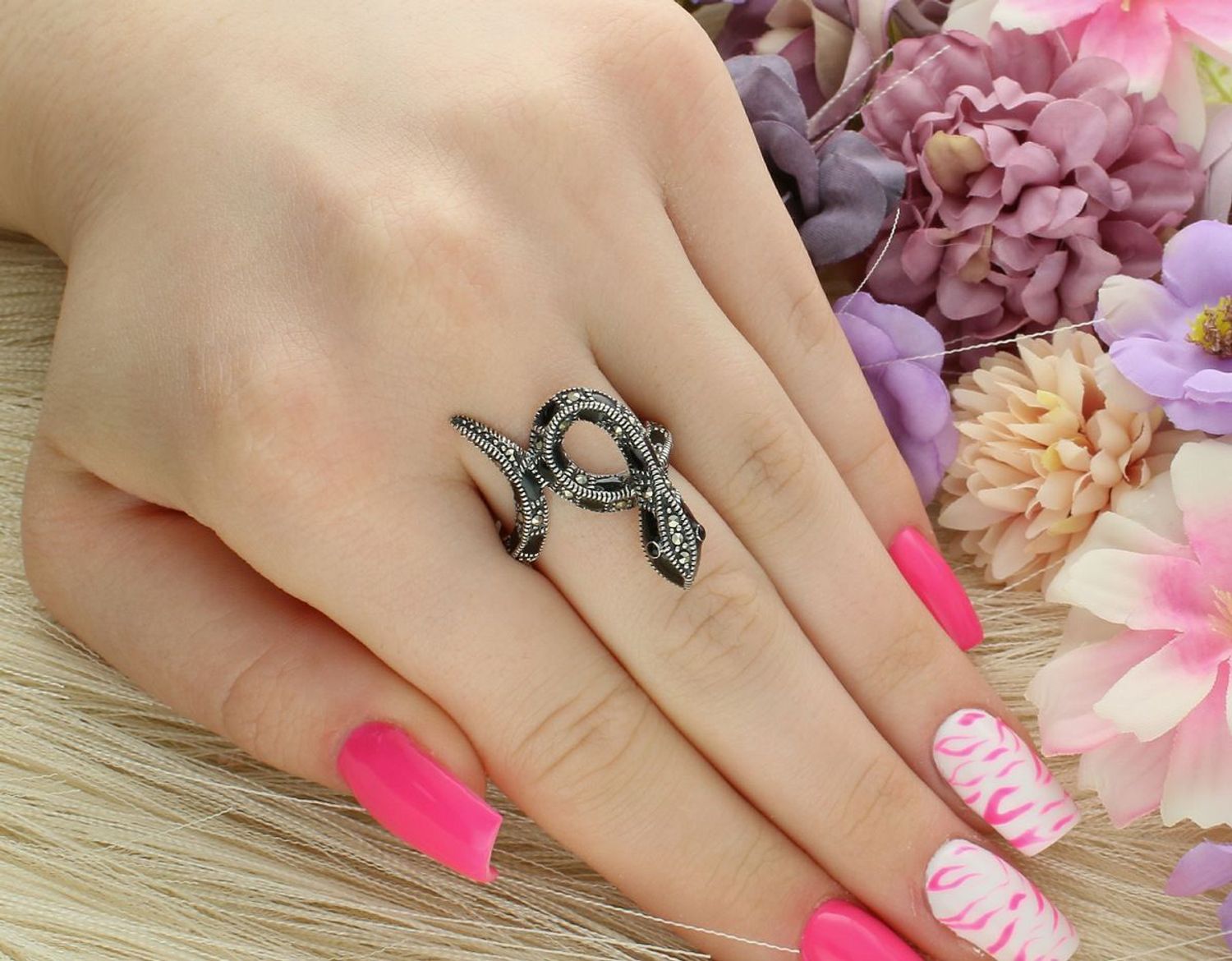 Pierścionek srebrny 925 DIA-PRS-13038-925 w kształcie węża, z czarną emalią i markazytami. Rozmiar 17, ozdoba 3x2 cm, waga 5,42 g. Zjawiskowy, odważny design.11.jpg