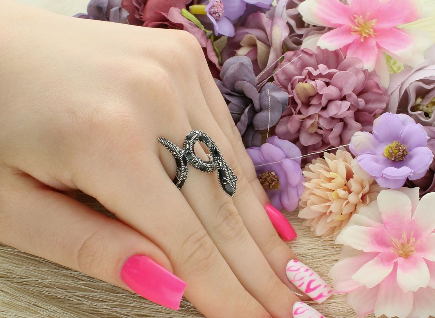 Pierścionek srebrny 925 DIA-PRS-13038-925 w kształcie węża, z czarną emalią i markazytami. Rozmiar 17, ozdoba 3x2 cm, waga 5,42 g. Zjawiskowy, odważny design.11.jpg