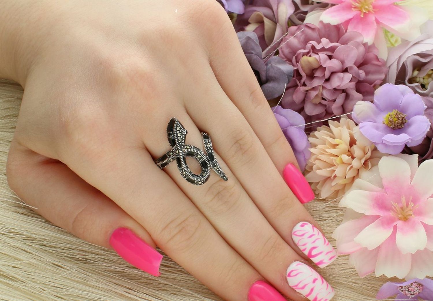 Pierścionek srebrny 925 DIA-PRS-13038-925 w kształcie węża, z czarną emalią i markazytami. Rozmiar 17, ozdoba 3x2 cm, waga 5,42 g. Zjawiskowy, odważny design.11.jpg