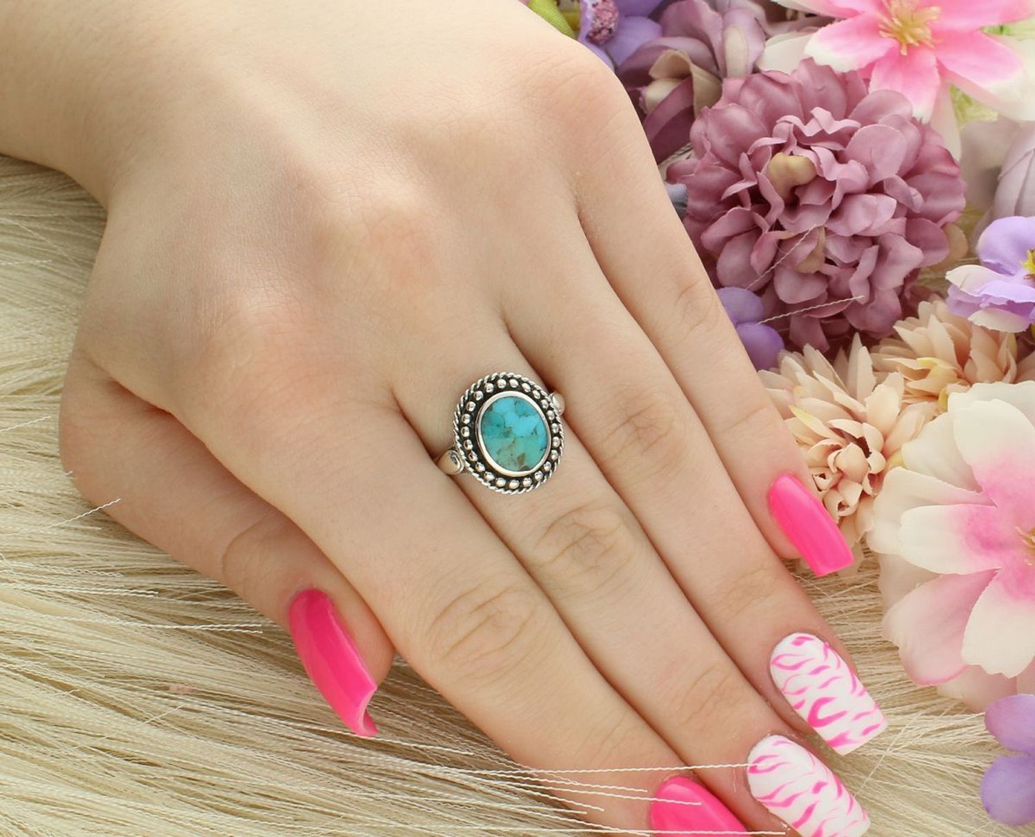 Srebrny pierścionek damski z naturalnym turkusem. Kamień owalny 1,7×1,5 cm, szyna 2 mm, waga 4,29 g. Biżuteria z charakterem – styl boho i klasyczny.1.jpg
