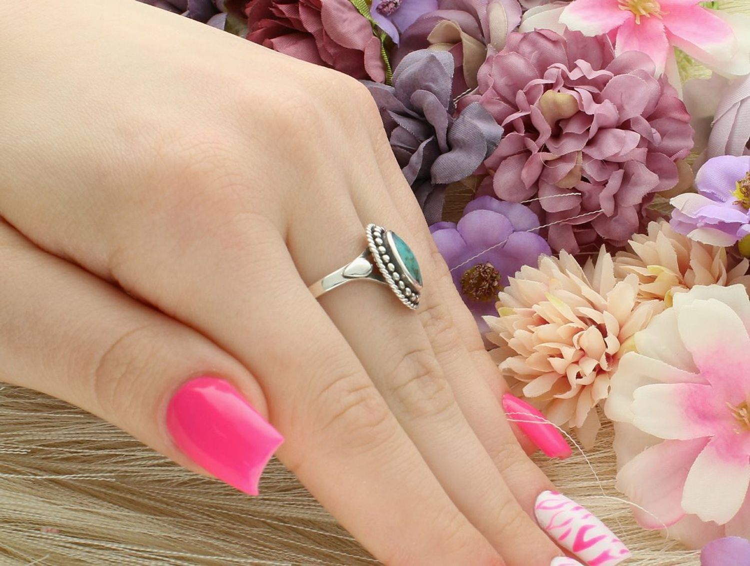 Srebrny pierścionek damski z naturalnym turkusem. Kamień owalny 1,7×1,5 cm, szyna 2 mm, waga 4,29 g. Biżuteria z charakterem – styl boho i klasyczny.1.jpg