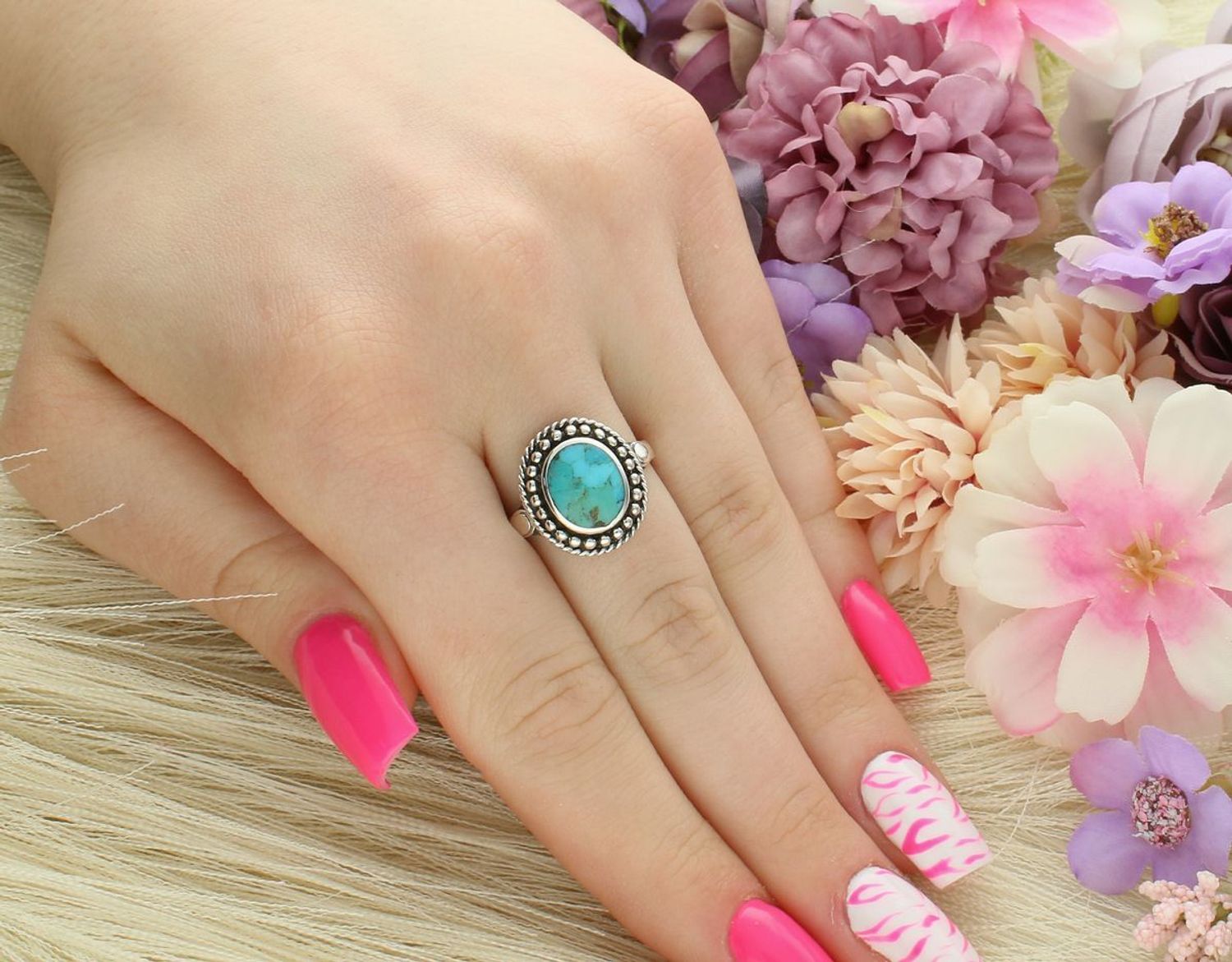 Srebrny pierścionek damski z naturalnym turkusem. Kamień owalny 1,7×1,5 cm, szyna 2 mm, waga 4,29 g. Biżuteria z charakterem – styl boho i klasyczny.1.jpg