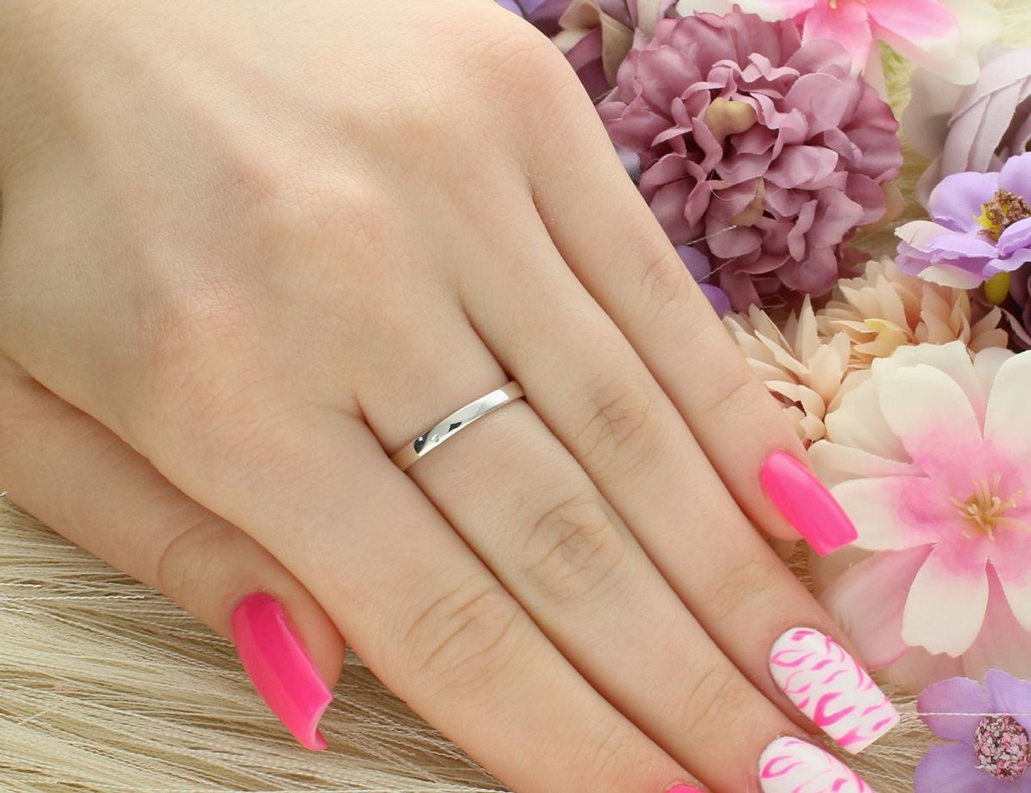 Srebrny pierścionek damski z naturalnym turkusem. Kamień owalny 1,7×1,5 cm, szyna 2 mm, waga 4,29 g. Biżuteria z charakterem – styl boho i klasyczny.1.jpg