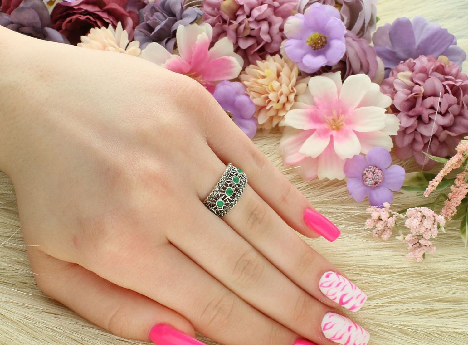 Pierścionek srebrny damski DIA-PRS-13040-925 z markazytami i zielonymi cyrkoniami. Rozmiar 14, szerokość 1,0 cm, waga 4,91 g. Stylowy i elegancki dodatek.1.jpg