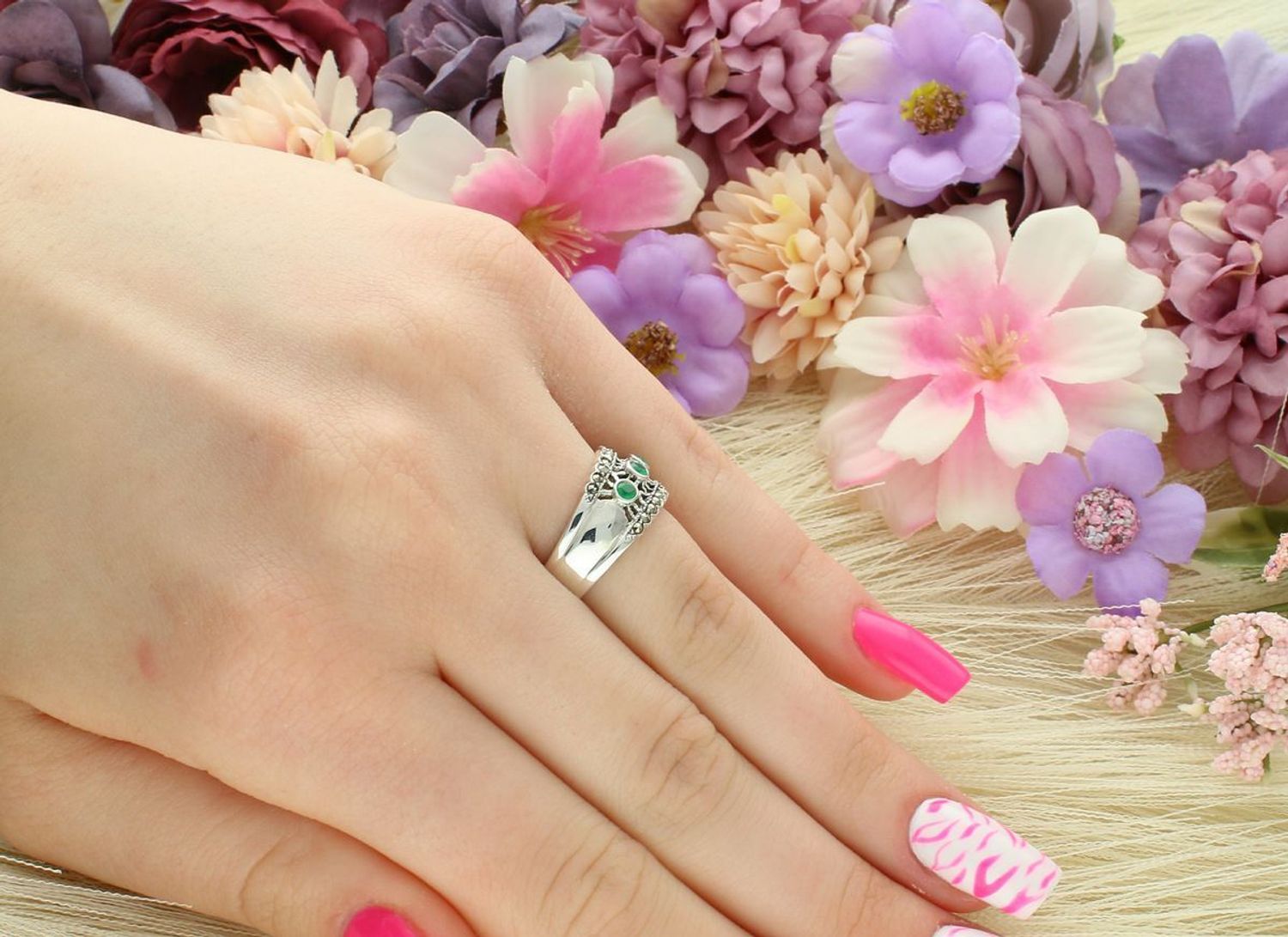 Pierścionek srebrny damski DIA-PRS-13040-925 z markazytami i zielonymi cyrkoniami. Rozmiar 14, szerokość 1,0 cm, waga 4,91 g. Stylowy i elegancki dodatek.1.jpg