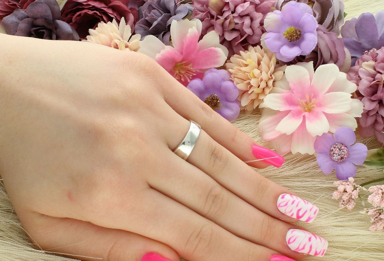 Pierścionek srebrny damski DIA-PRS-13040-925 z markazytami i zielonymi cyrkoniami. Rozmiar 14, szerokość 1,0 cm, waga 4,91 g. Stylowy i elegancki dodatek.1.jpg