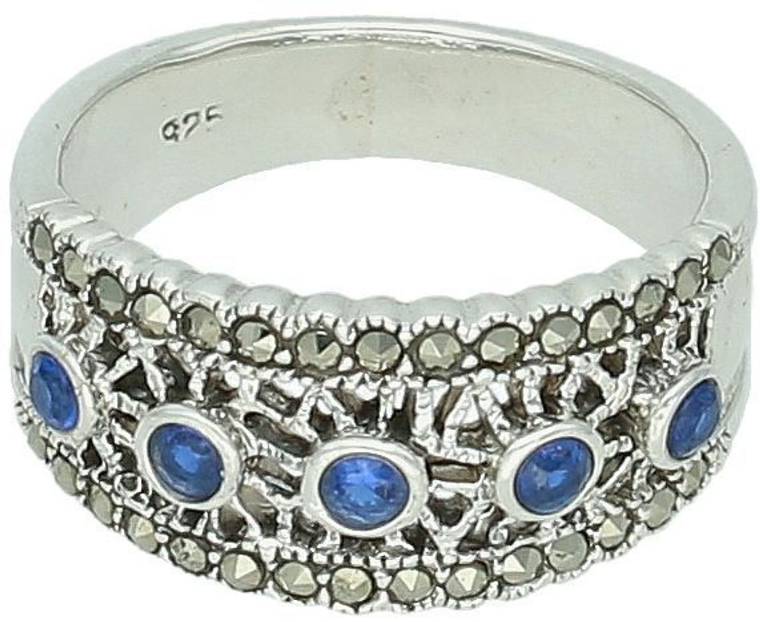 Srebrny pierścionek damski DIA-PRS-13041-925 z markazytami i granatowymi cyrkoniami. Szerokość 1 cm, szyna 5 mm, próba 925, waga 5,26 g – klasyczny styl z nutą elegancji.1.jpg