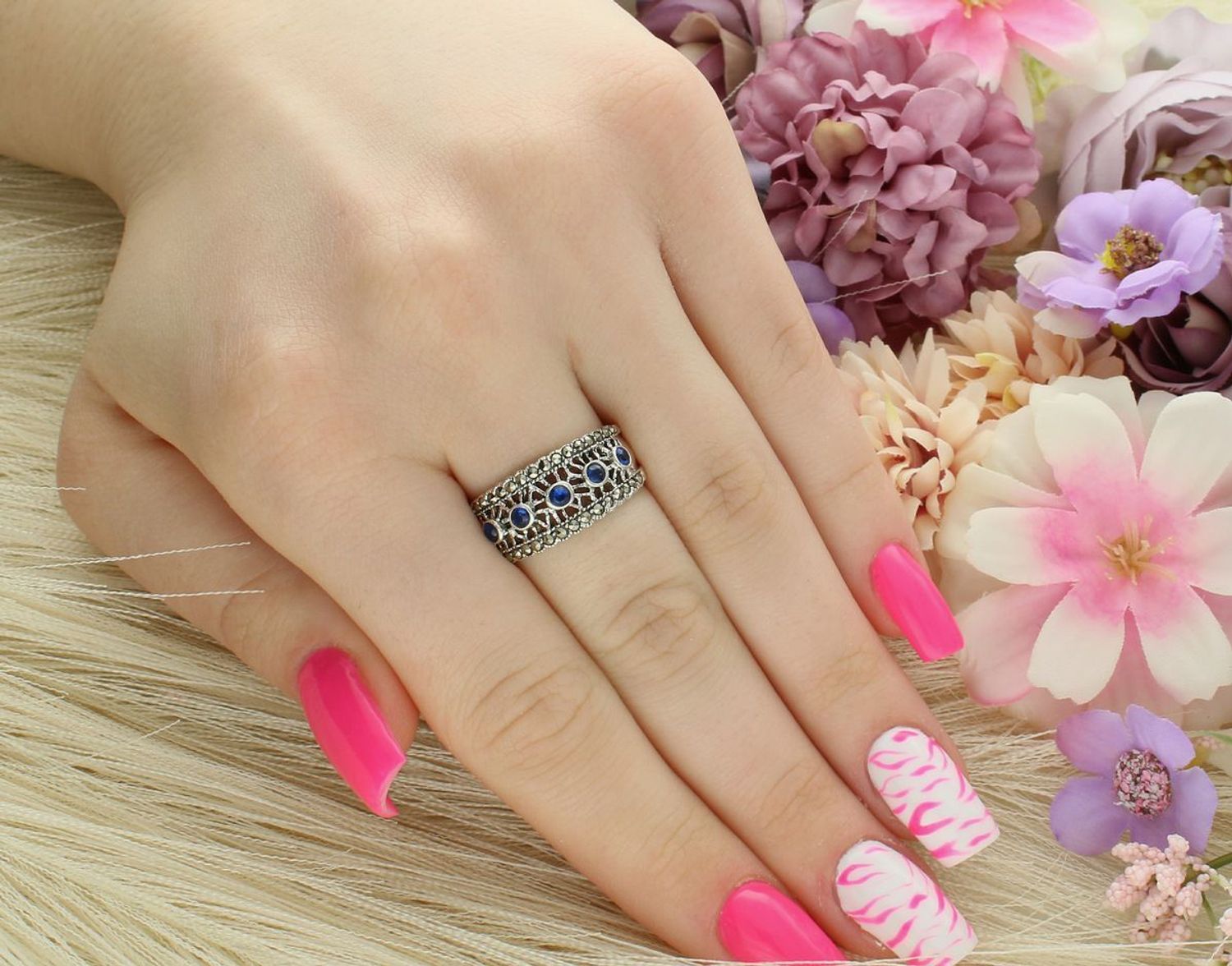 Srebrny pierścionek damski DIA-PRS-13041-925 z markazytami i granatowymi cyrkoniami. Szerokość 1 cm, szyna 5 mm, próba 925, waga 5,26 g – klasyczny styl z nutą elegancji.1.jpg