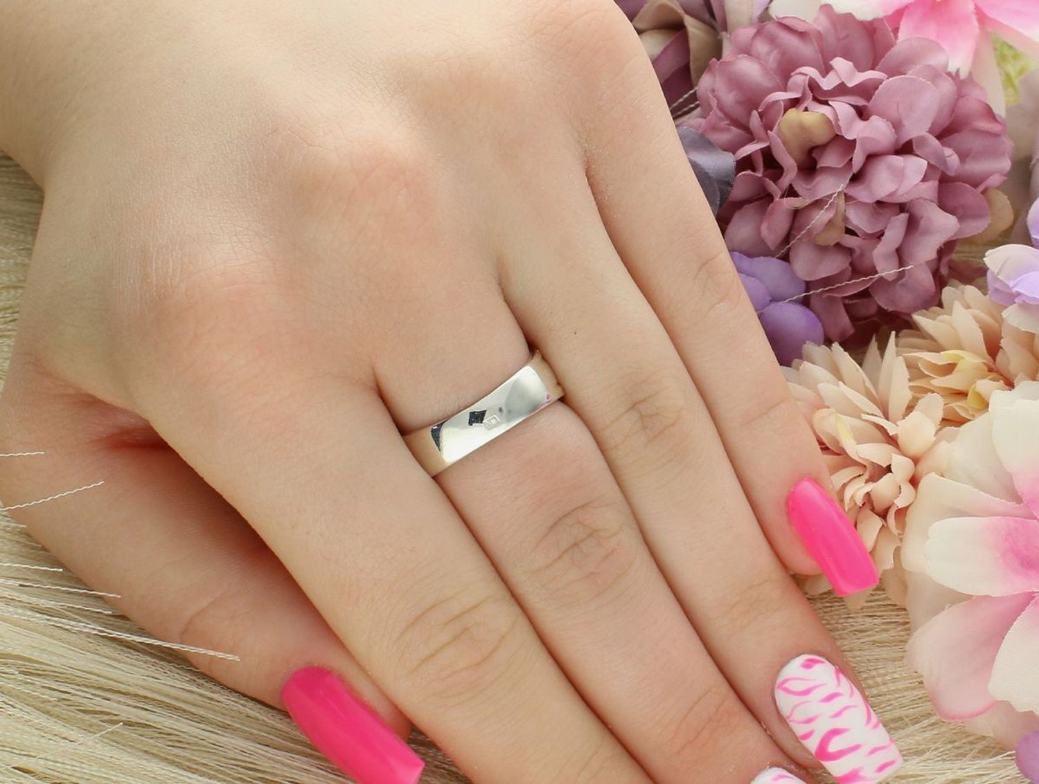 Srebrny pierścionek damski DIA-PRS-13041-925 z markazytami i granatowymi cyrkoniami. Szerokość 1 cm, szyna 5 mm, próba 925, waga 5,26 g – klasyczny styl z nutą elegancji.1.jpg