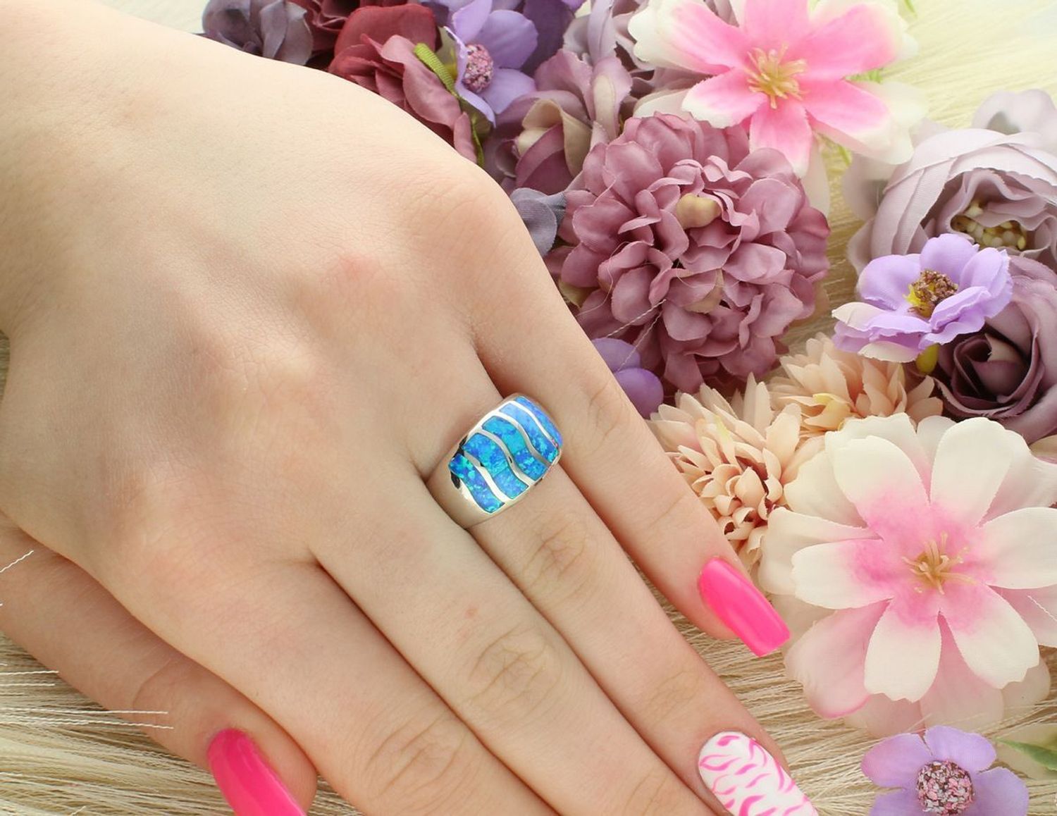 Pierścionek srebrny 925 DIA-PRS-13042-925 z niebieskim opalem syntetycznym. Szerokość 1,2 cm, szyna 4 mm, waga 7,71 g. Elegancja i wyjątkowy blask w jednym.1.jpg