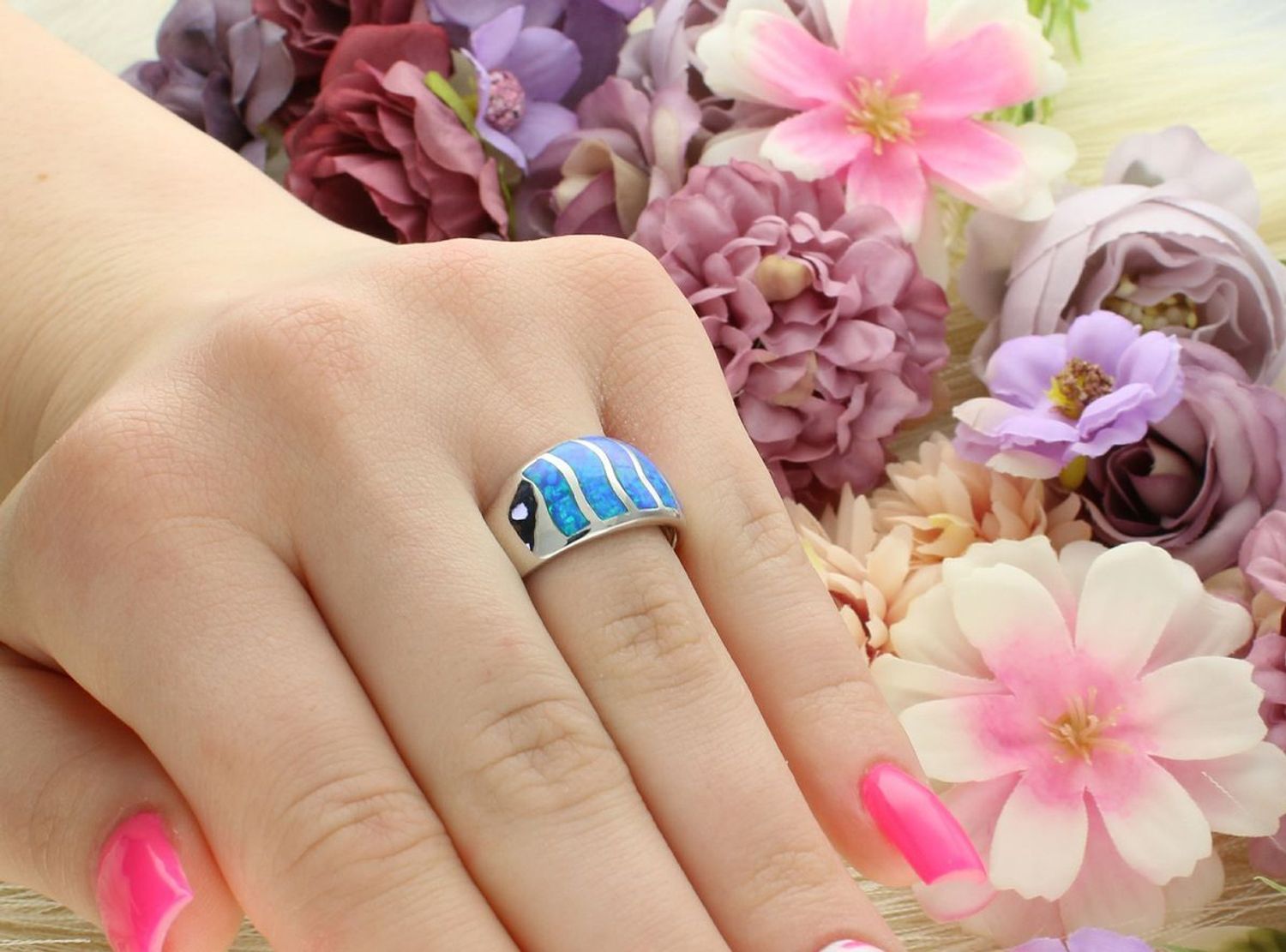 Pierścionek srebrny 925 DIA-PRS-13042-925 z niebieskim opalem syntetycznym. Szerokość 1,2 cm, szyna 4 mm, waga 7,71 g. Elegancja i wyjątkowy blask w jednym.1.jpg