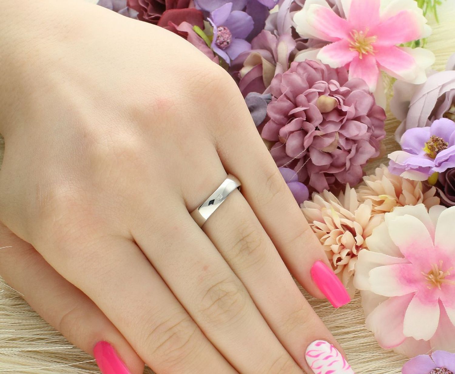 Pierścionek srebrny 925 DIA-PRS-13042-925 z niebieskim opalem syntetycznym. Szerokość 1,2 cm, szyna 4 mm, waga 7,71 g. Elegancja i wyjątkowy blask w jednym.1.jpg