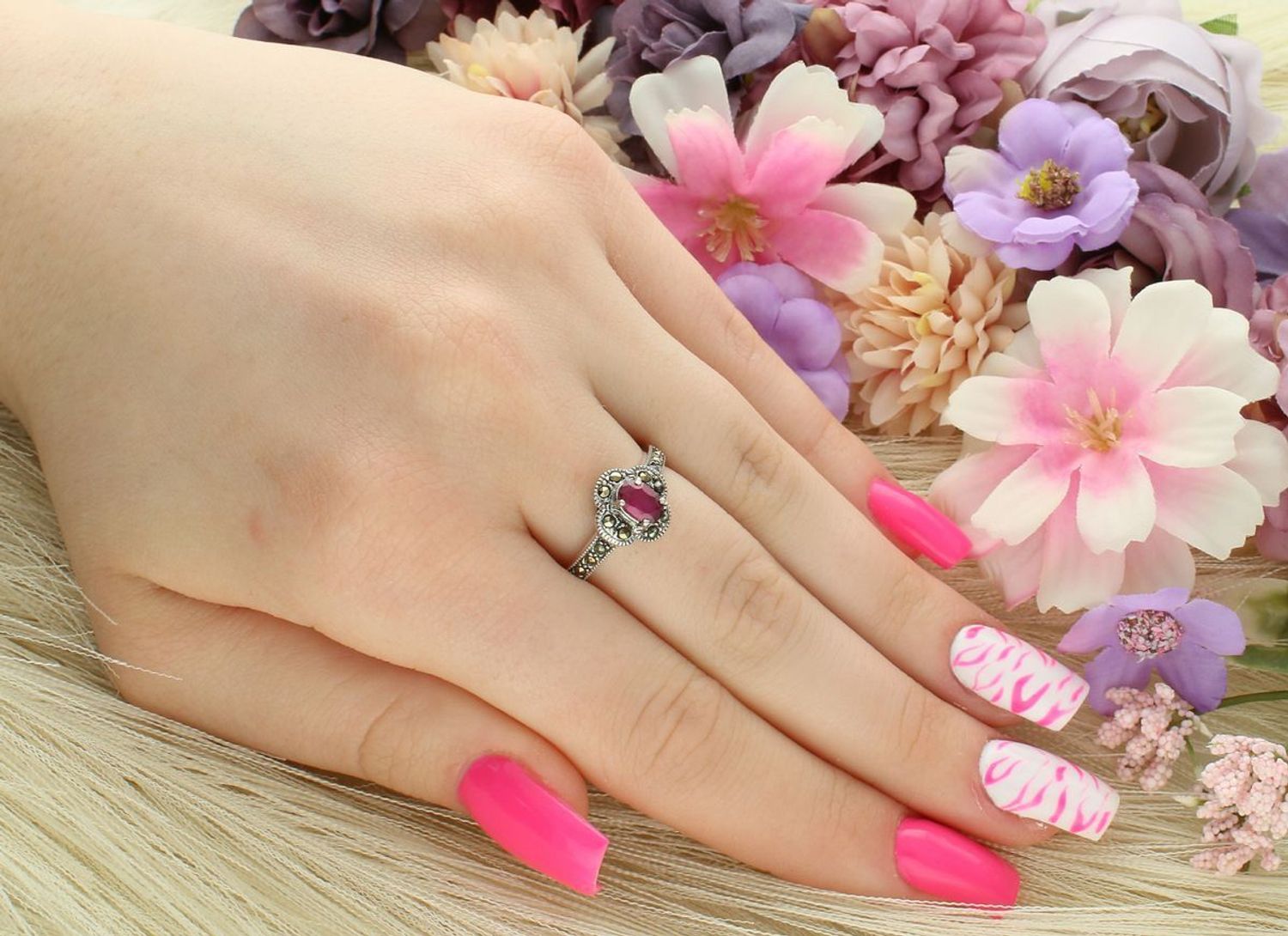 Romantyczny srebrny pierścionek w kształcie kwiatka z rubinem syntetycznym i markazytami. Ag 925, element ozdobny 1,0 cm, waga 3,36 g. Styl vintage.1.jpg