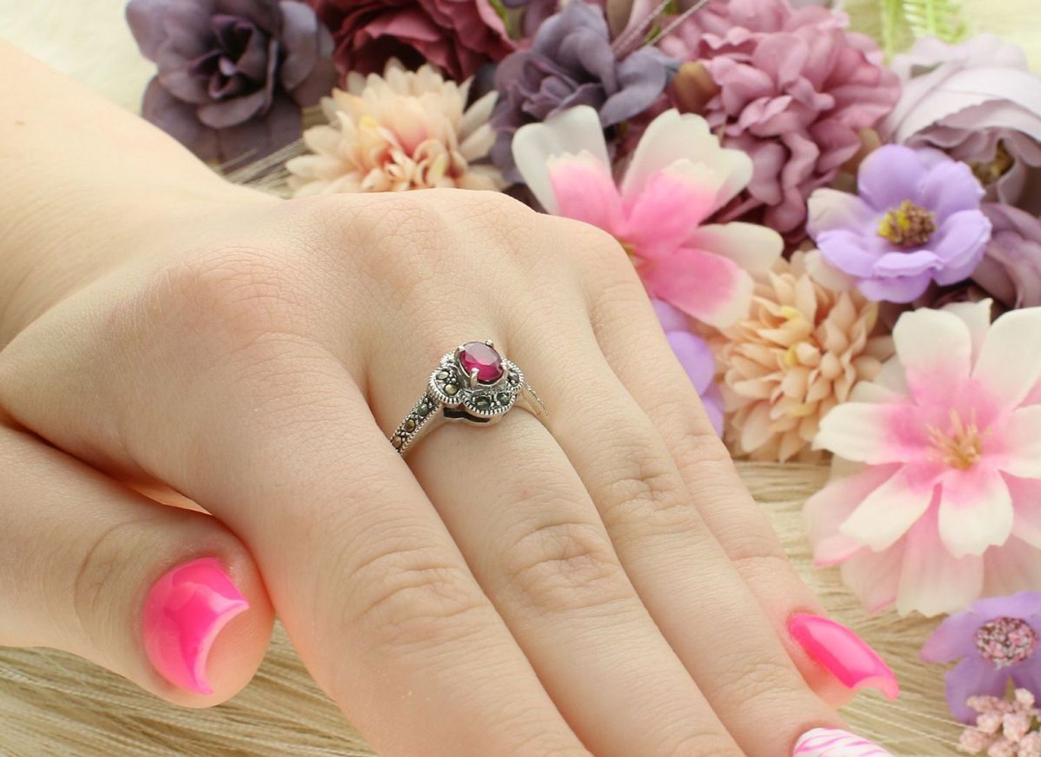 Romantyczny srebrny pierścionek w kształcie kwiatka z rubinem syntetycznym i markazytami. Ag 925, element ozdobny 1,0 cm, waga 3,36 g. Styl vintage.1.jpg