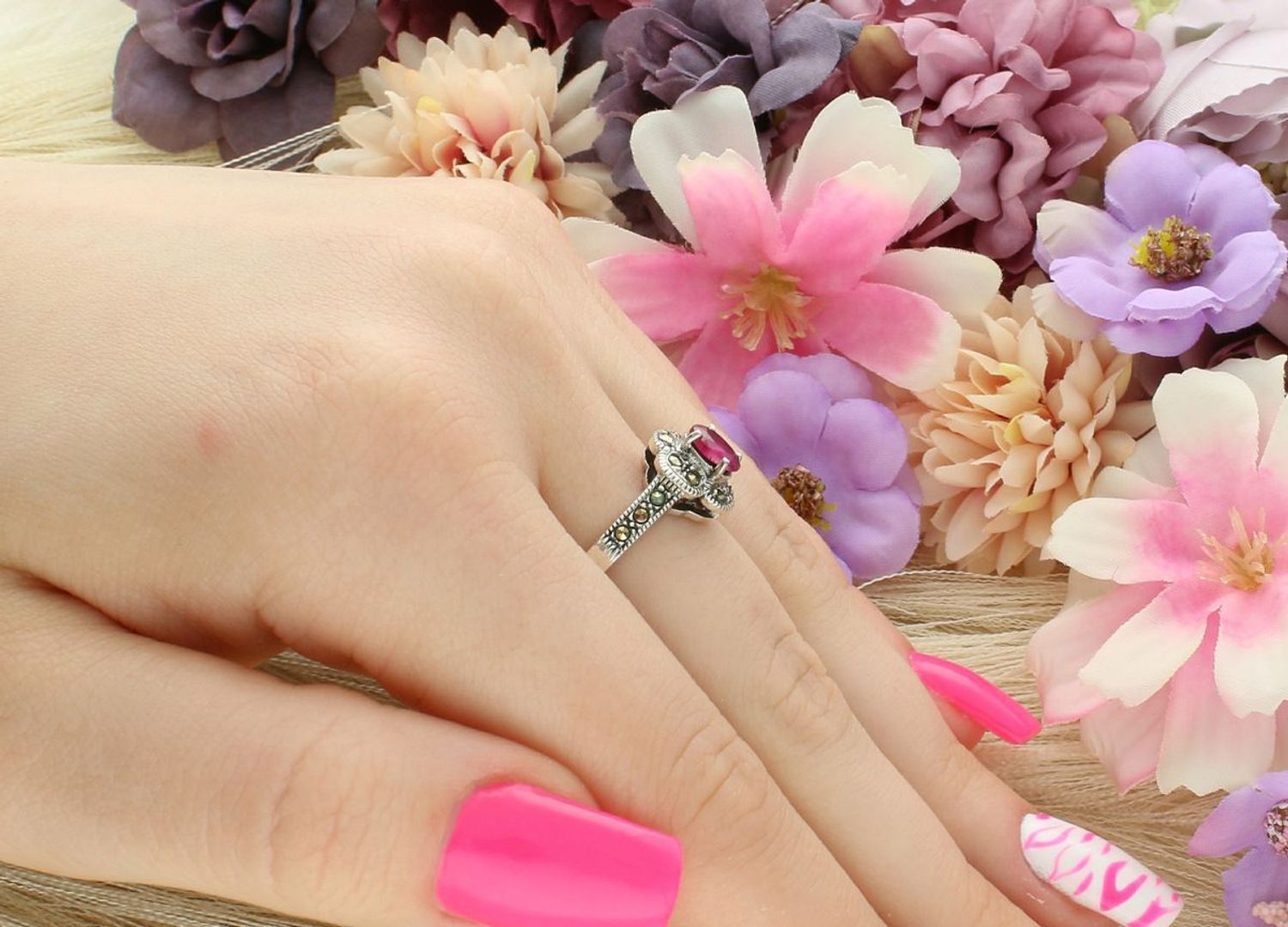 Romantyczny srebrny pierścionek w kształcie kwiatka z rubinem syntetycznym i markazytami. Ag 925, element ozdobny 1,0 cm, waga 3,36 g. Styl vintage.1.jpg