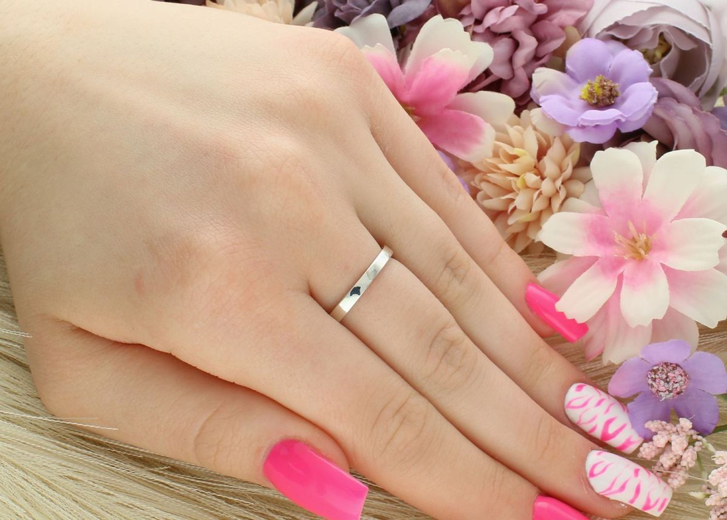 Romantyczny srebrny pierścionek w kształcie kwiatka z rubinem syntetycznym i markazytami. Ag 925, element ozdobny 1,0 cm, waga 3,36 g. Styl vintage.1.jpg