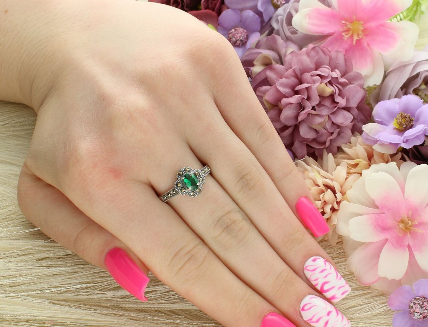 Srebrny pierścionek damski Ag 925 z zieloną cyrkonią i markazytami, kwiatowy wzór, element 1 cm, waga 3,33 g. Subtelny i elegancki dodatek na każdą okazję.1.jpg