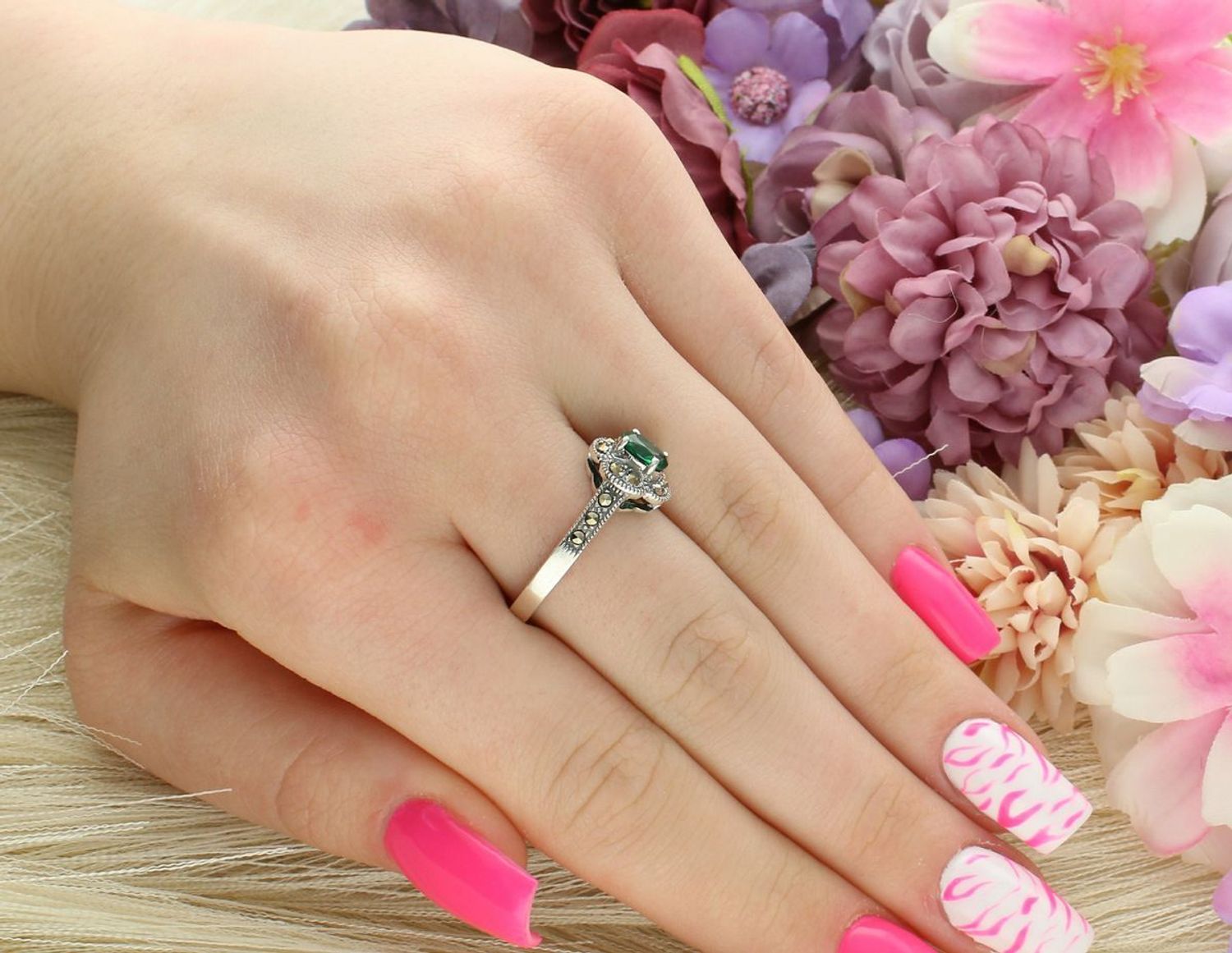 Srebrny pierścionek damski Ag 925 z zieloną cyrkonią i markazytami, kwiatowy wzór, element 1 cm, waga 3,33 g. Subtelny i elegancki dodatek na każdą okazję.1.jpg