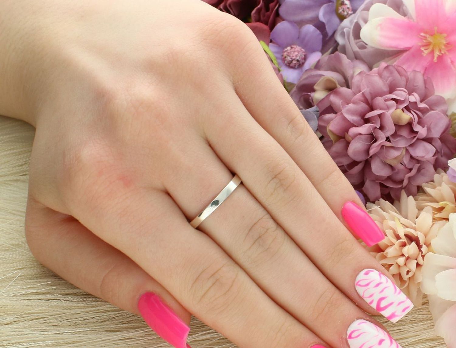 Srebrny pierścionek damski Ag 925 z zieloną cyrkonią i markazytami, kwiatowy wzór, element 1 cm, waga 3,33 g. Subtelny i elegancki dodatek na każdą okazję.1.jpg