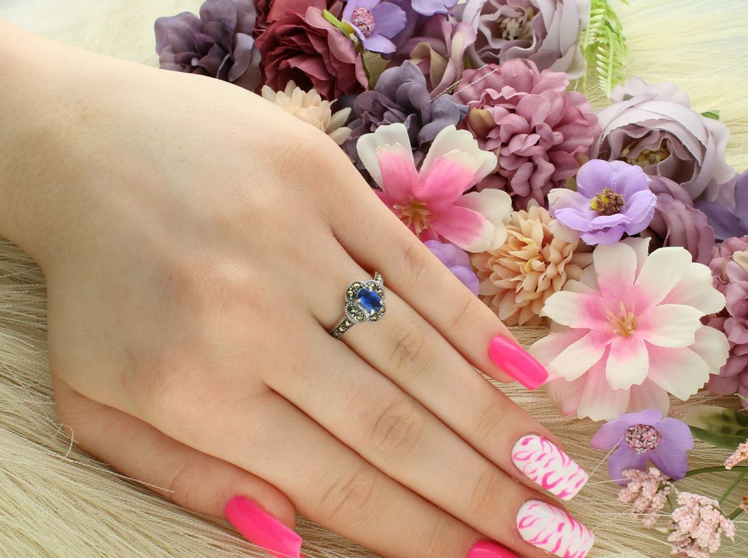 Romantyczny srebrny pierścionek z motywem kwiatka, zdobiony granatową cyrkonią i markazytami. Ag 925, ozdoba 1,0 cm, szyna 2 mm, waga 3,25 g. Stylowy dodatek w stylu retro.1.jpg