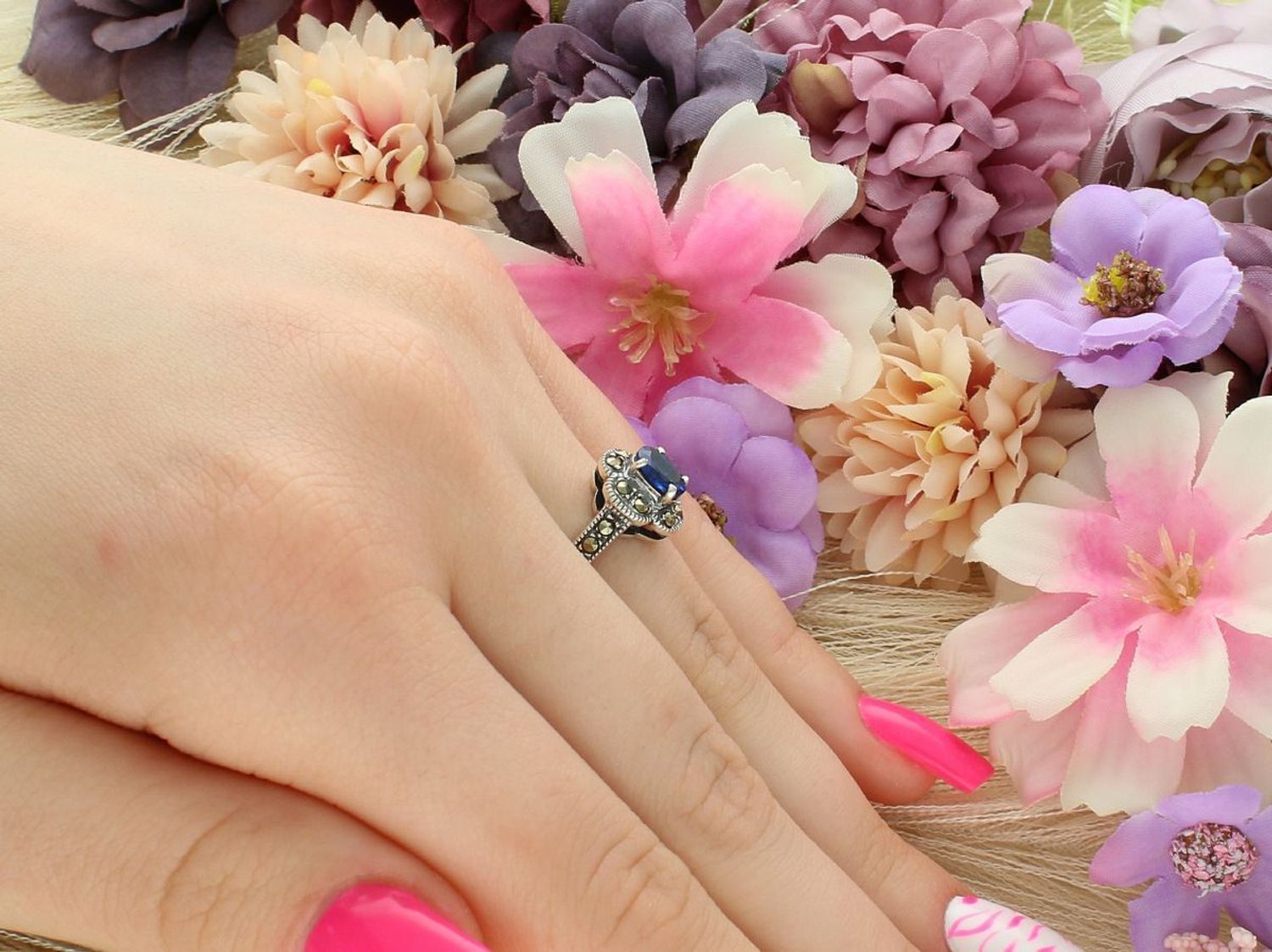 Romantyczny srebrny pierścionek z motywem kwiatka, zdobiony granatową cyrkonią i markazytami. Ag 925, ozdoba 1,0 cm, szyna 2 mm, waga 3,25 g. Stylowy dodatek w stylu retro.1.jpg