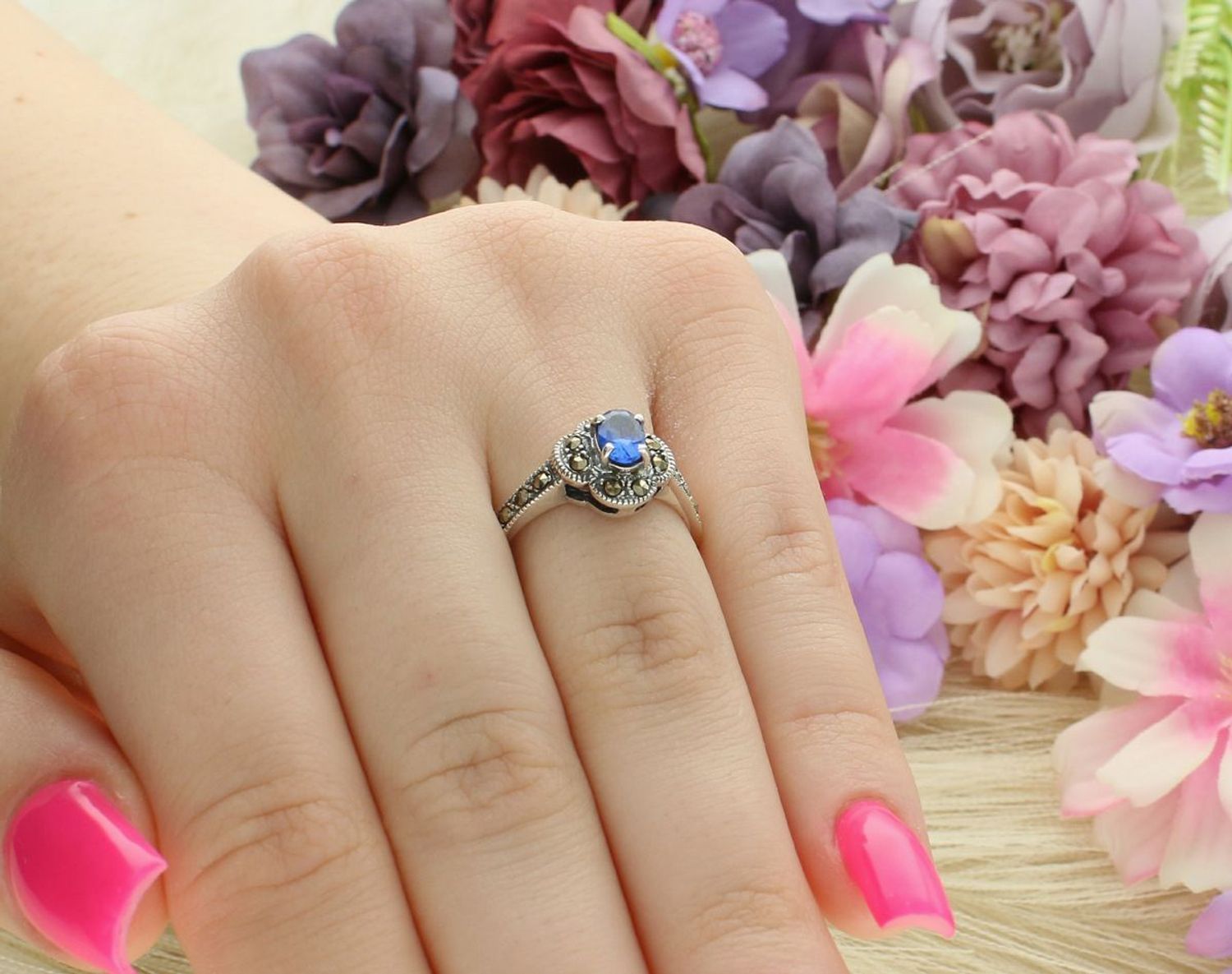 Romantyczny srebrny pierścionek z motywem kwiatka, zdobiony granatową cyrkonią i markazytami. Ag 925, ozdoba 1,0 cm, szyna 2 mm, waga 3,25 g. Stylowy dodatek w stylu retro.1.jpg